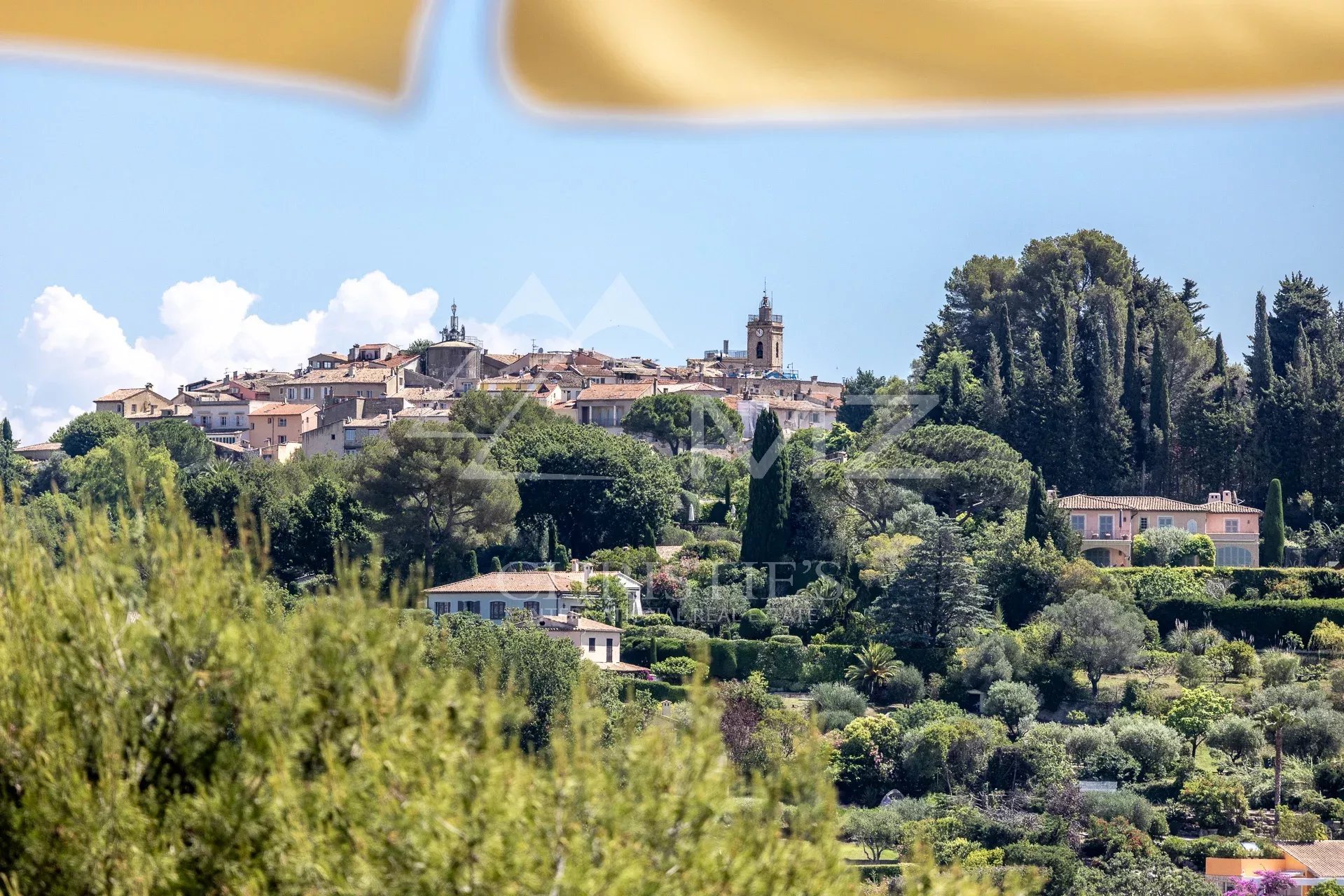 MOUGINS - Magnifique villa avec vue mer