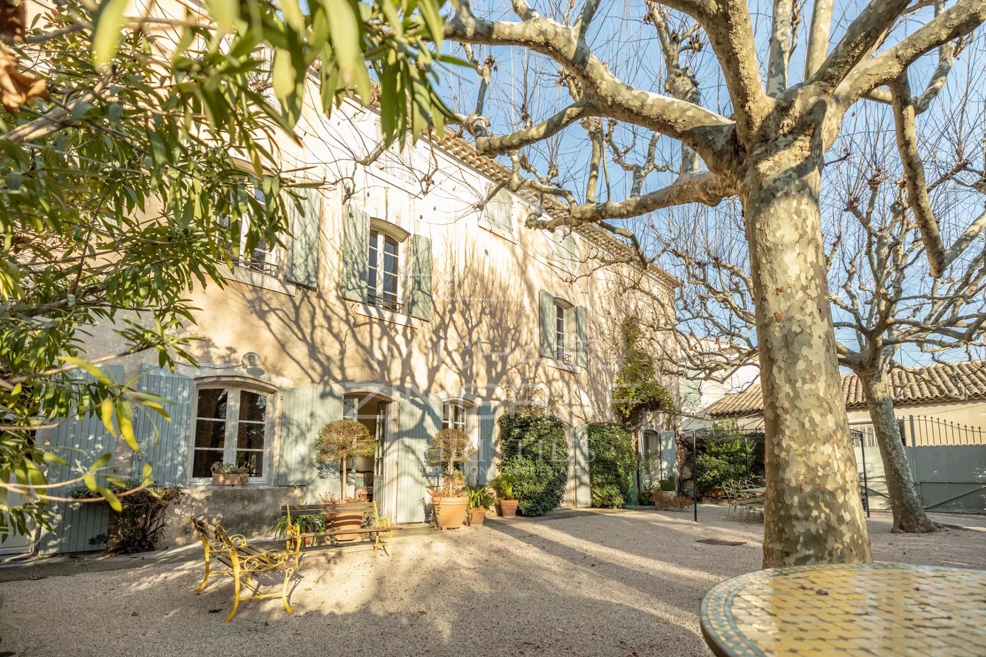 Maison de Maître du XVIIIème siècle sur un parc paysagé, piscine. A 5 mn du centre de L'Isle sur la Sorgue.