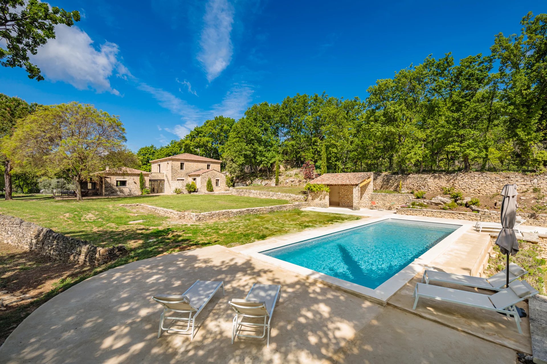 Gordes - Superbe maison contemporaine en pierres