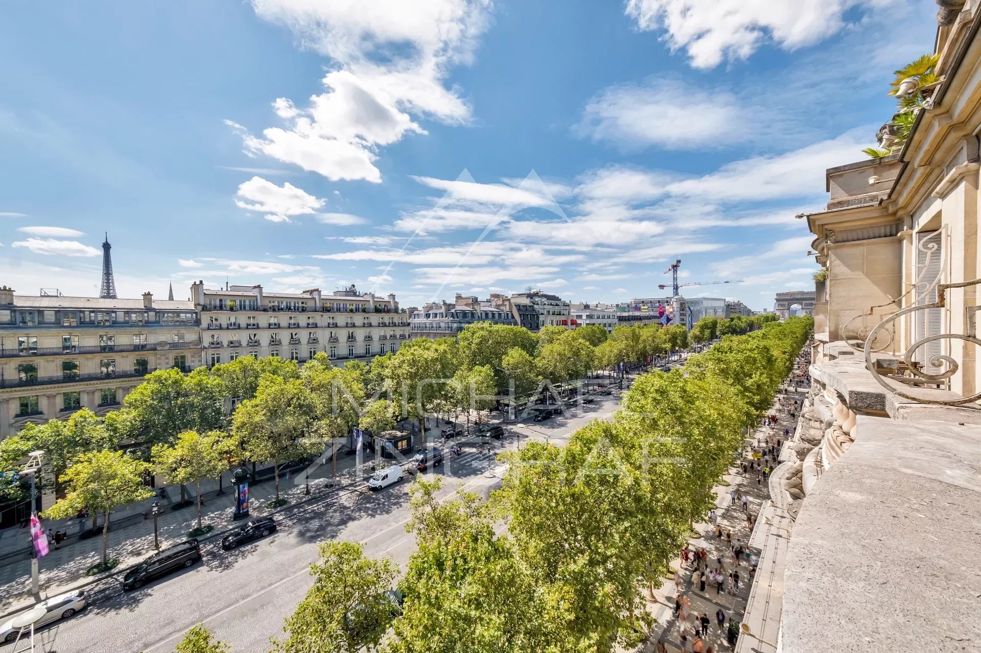 Studio a coeur des Champs-Elysées avec balcon vue Tour Eiffel à rénover - idéal pied-à-terre - Paris 8