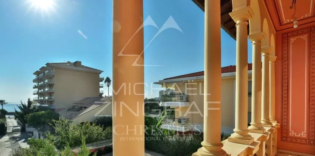 Flat with garden close to amenities in an exceptional villa