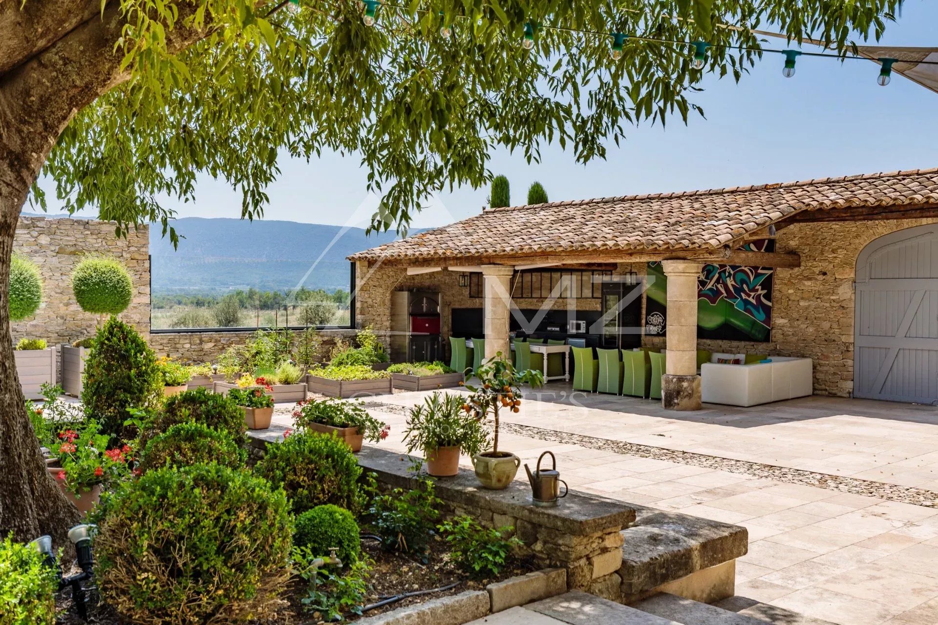 Proche Gordes - Magnifique Mas restauré au milieu des oliviers