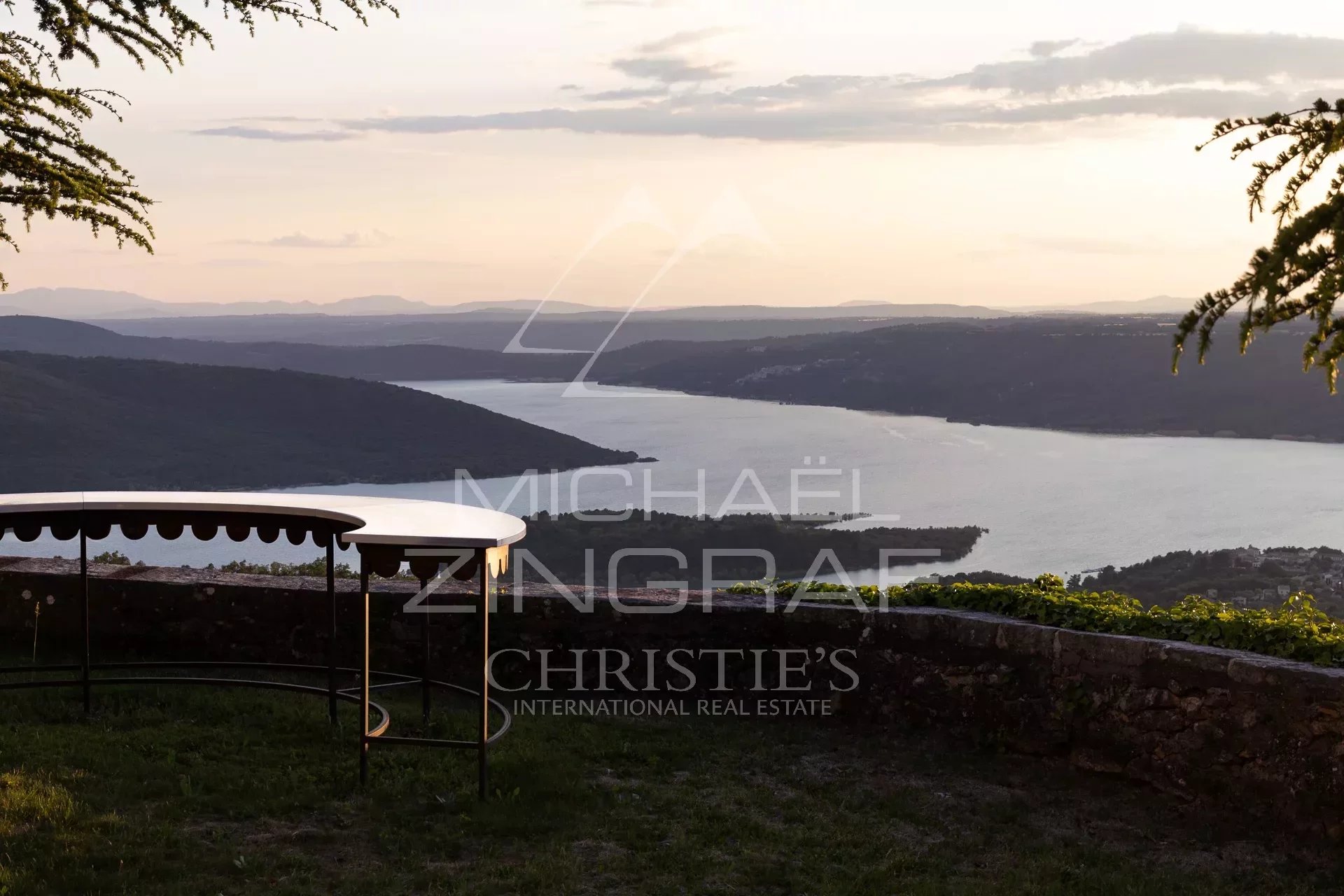 Aiguines - Remarkable Estate with Provençal Château