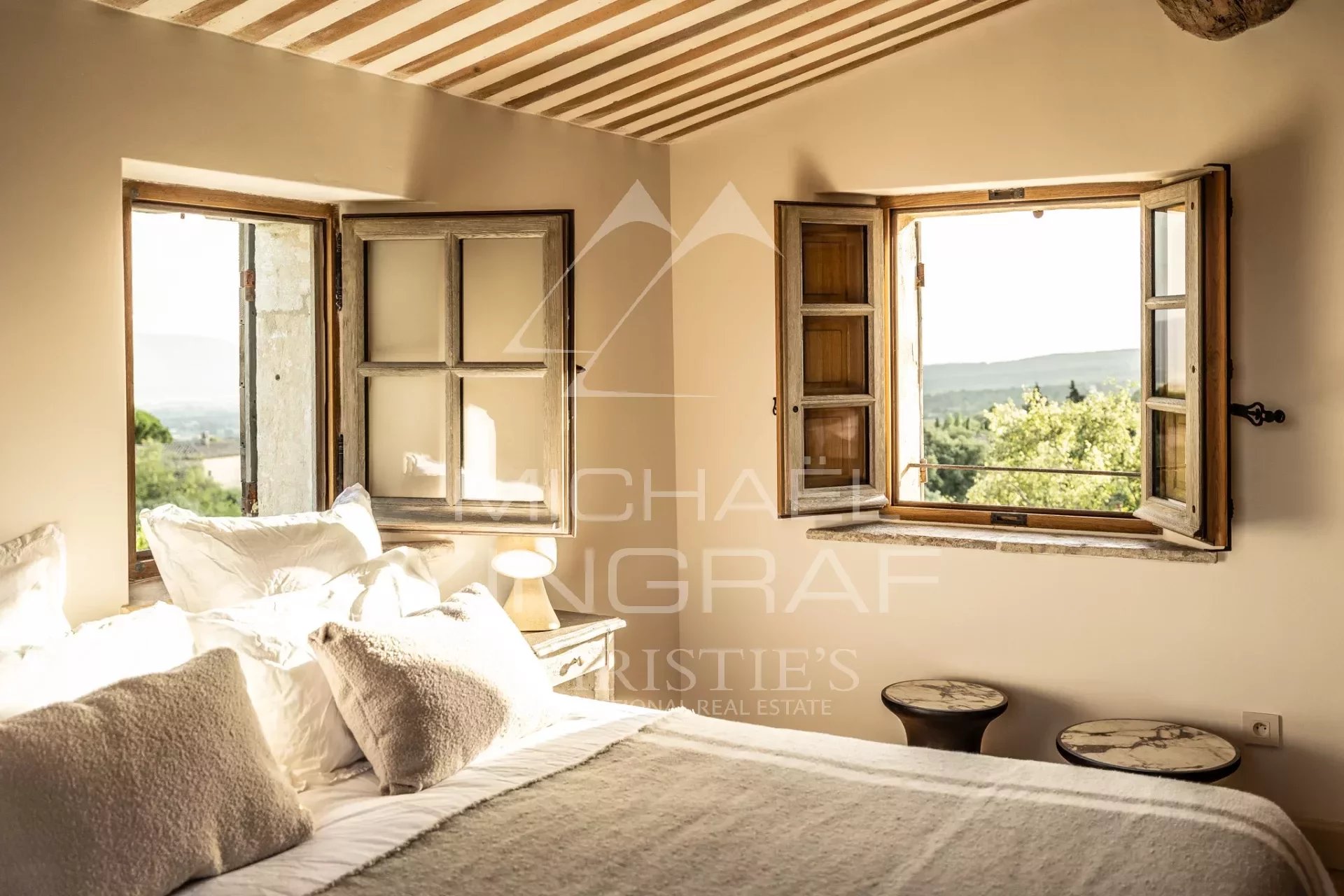 Mas provençal with exceptional view of the village of Gordes