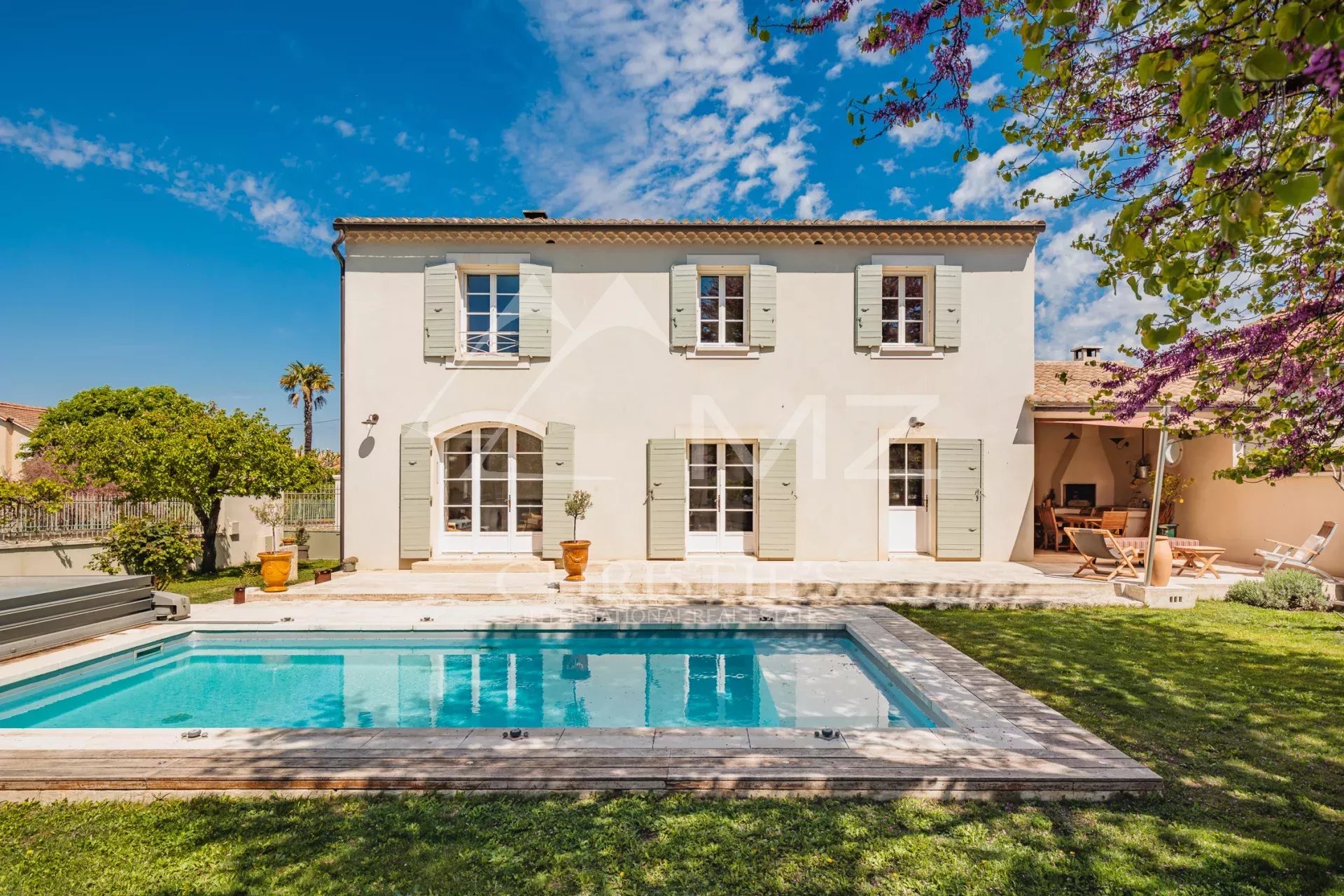 Maison de ville avec piscine et jardin