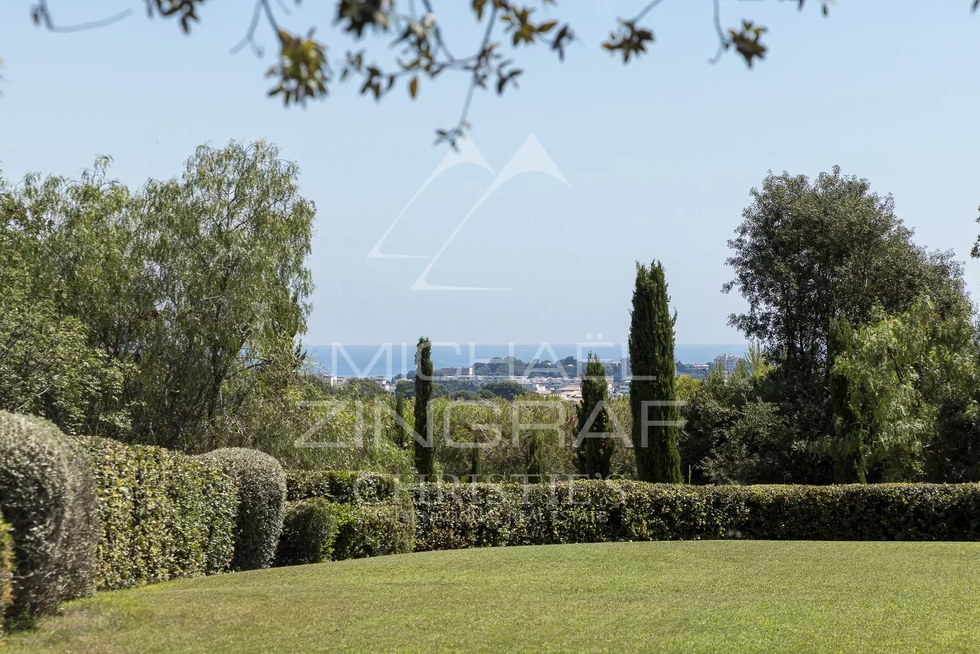 Close to Cannes -  6 bedrooms Villa in a park