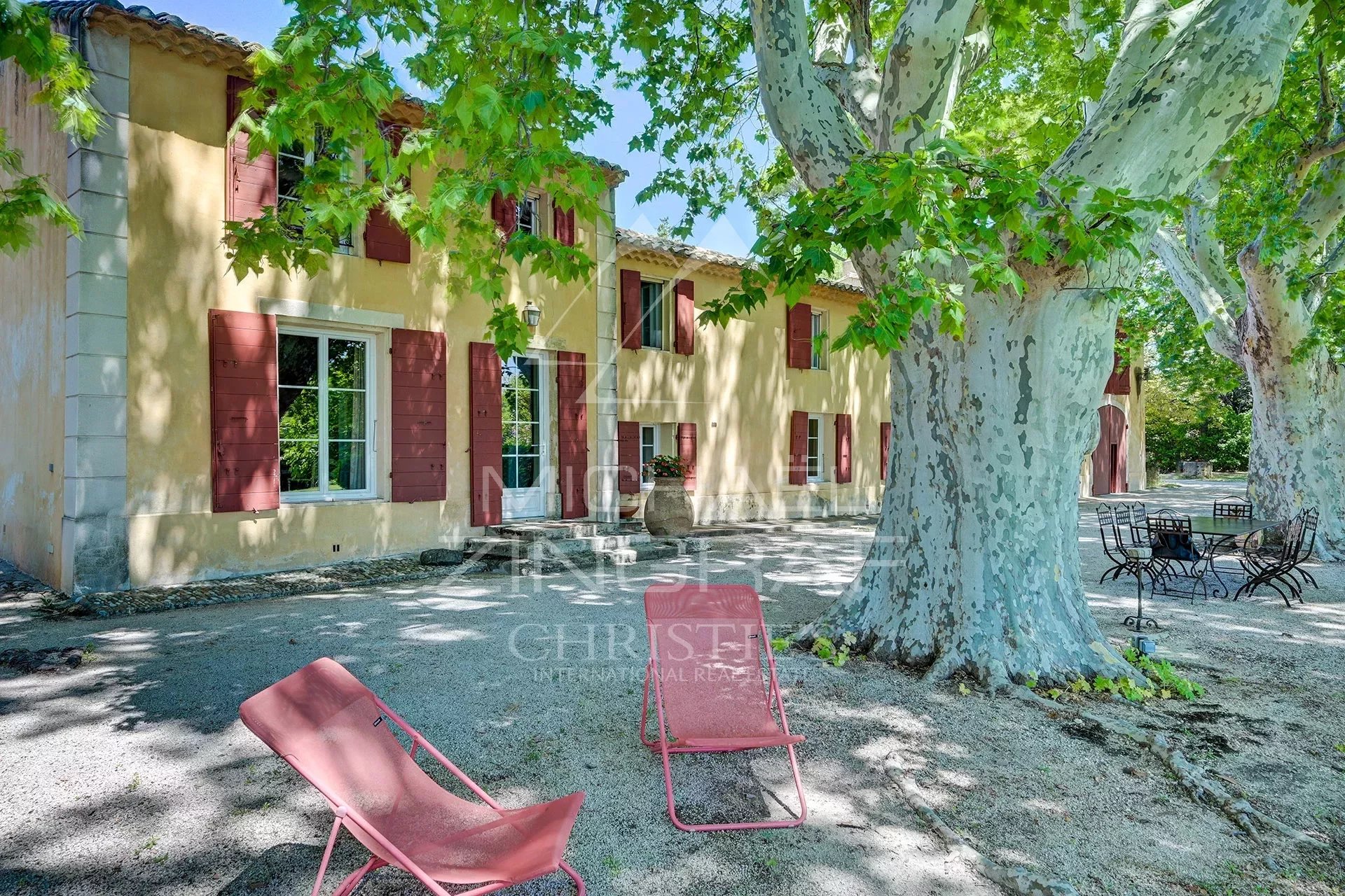 In der Nähe von Aix-en-Provence, charmantes Anwesen mit Swimmingpool und Tennisplatz