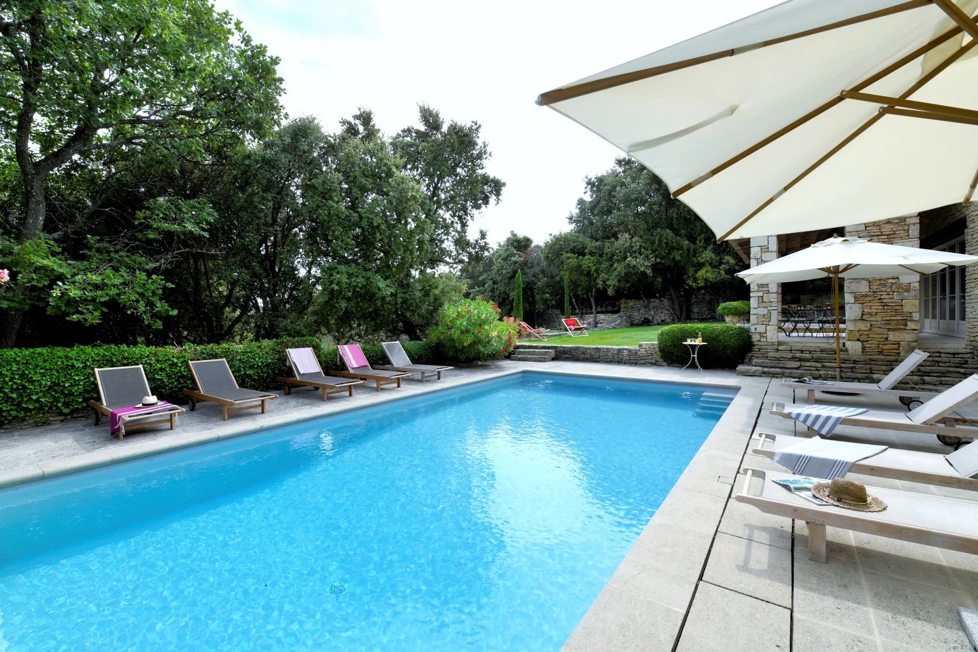 Gordes - Belle maison en pierres avec tennis et piscine chauffée