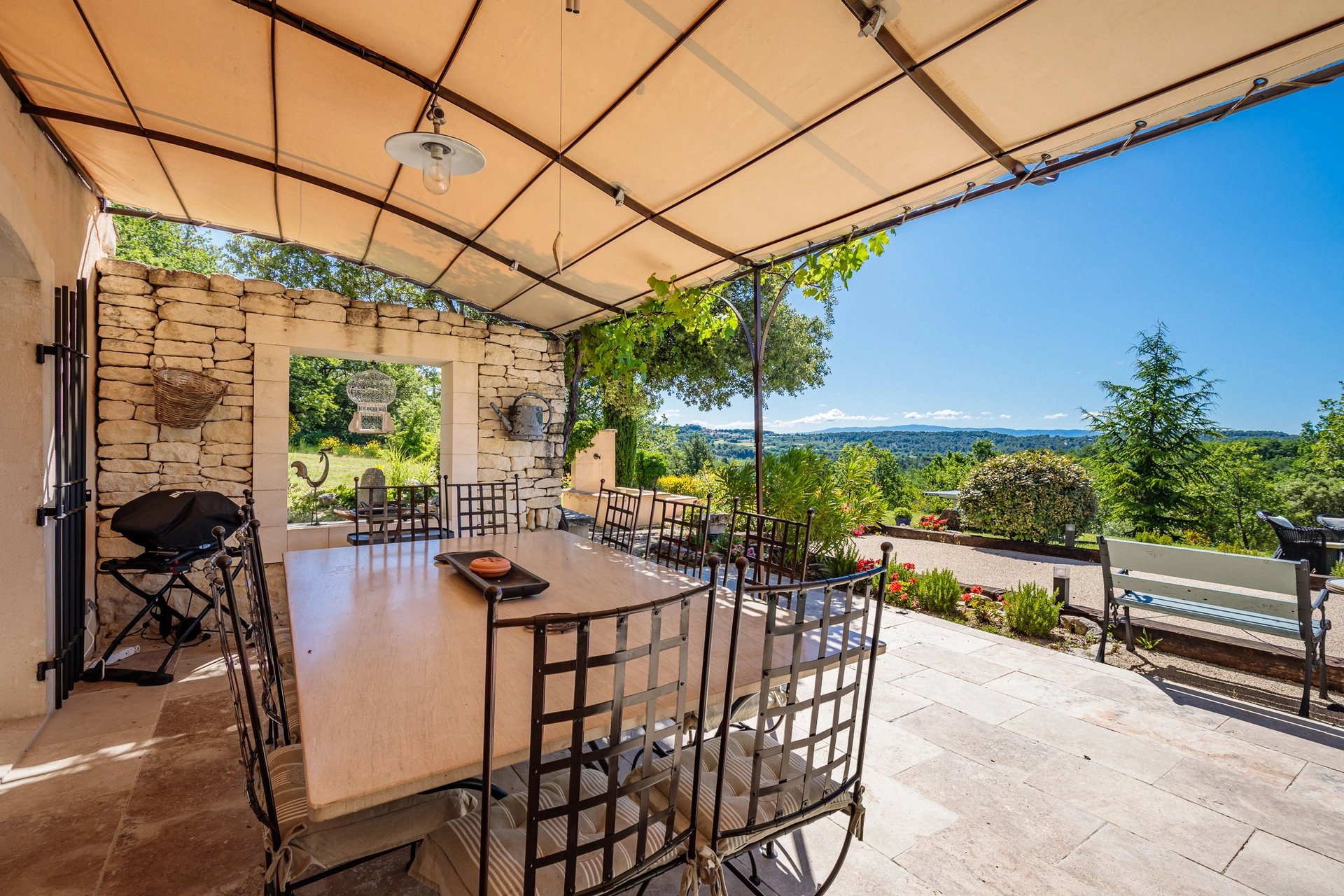 Proche Gordes - Belle bastide avec piscine chauffée