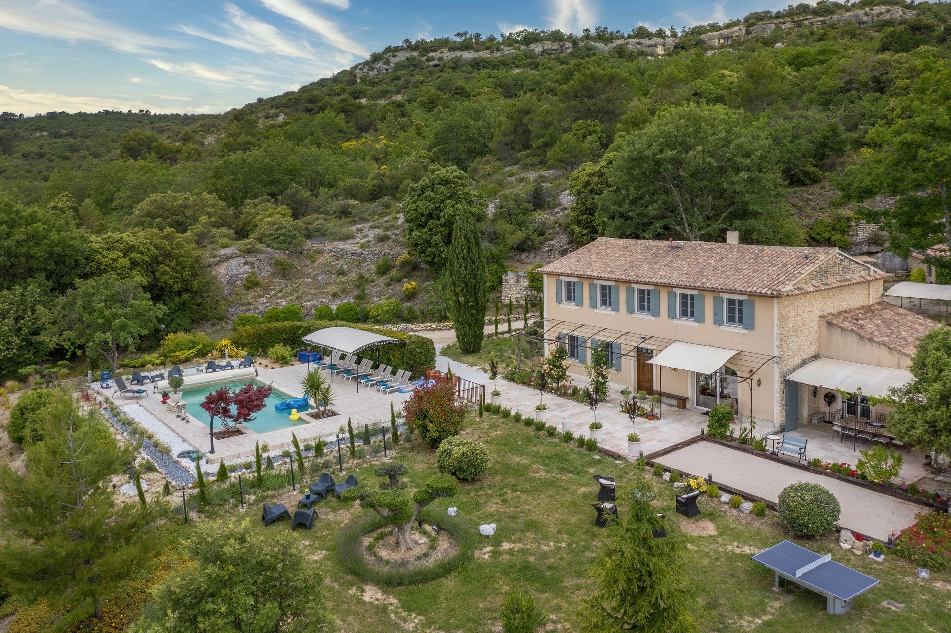 Proche Gordes - Belle bastide avec piscine chauffée