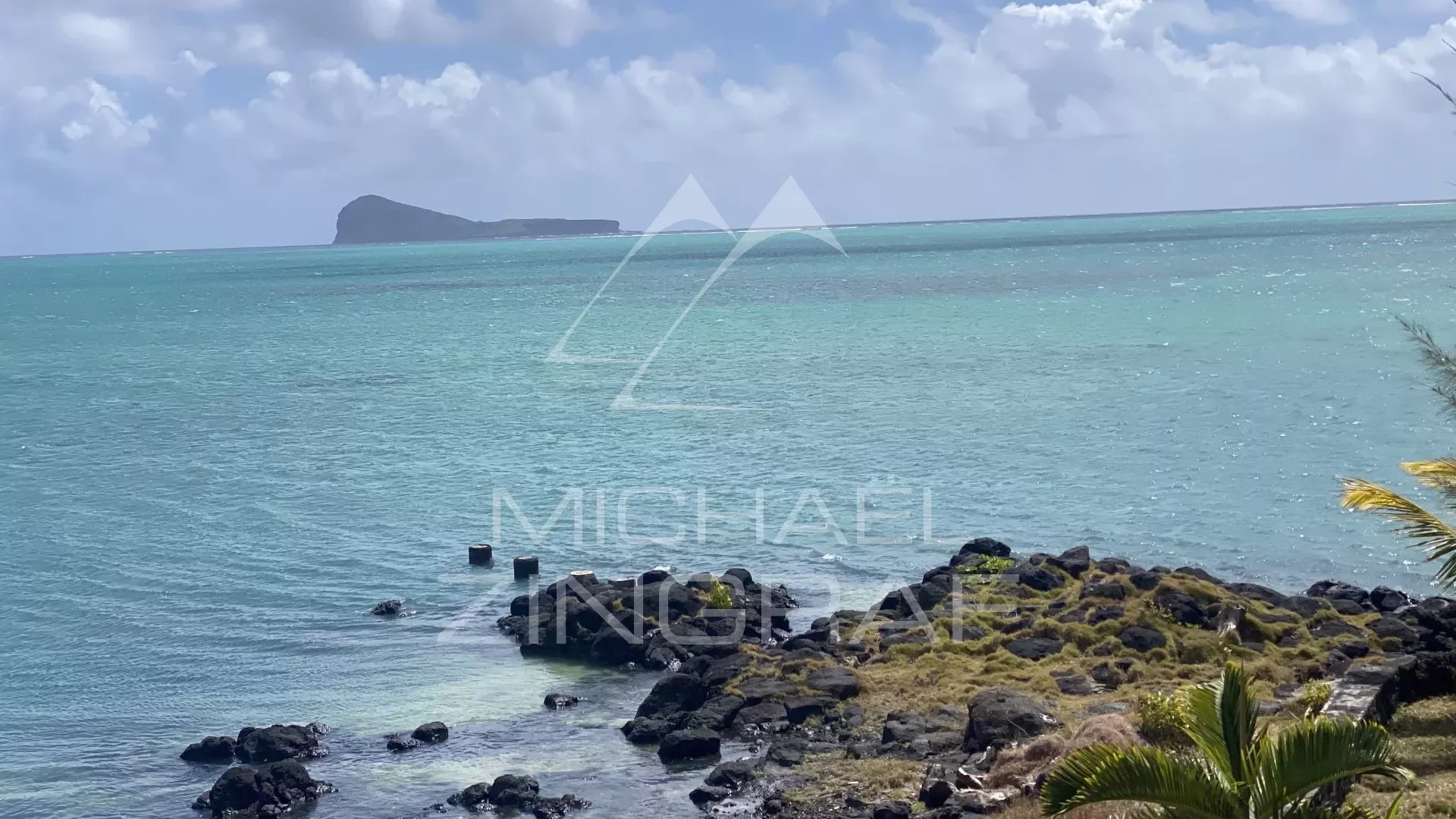 Villa pieds dans l'eau à Calodyne avec vue à couper le souffle