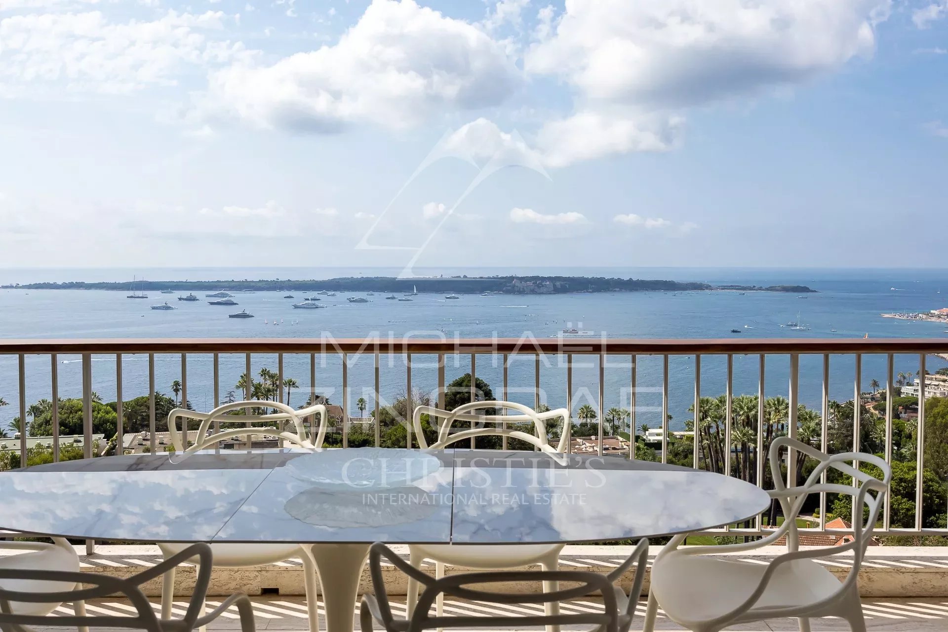 SOLE AGENT: Superb contemporary apartment with sea view