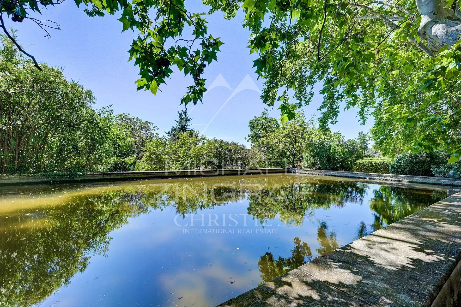 Near Aix-en-Provence, charming property with swimming pool and tennis