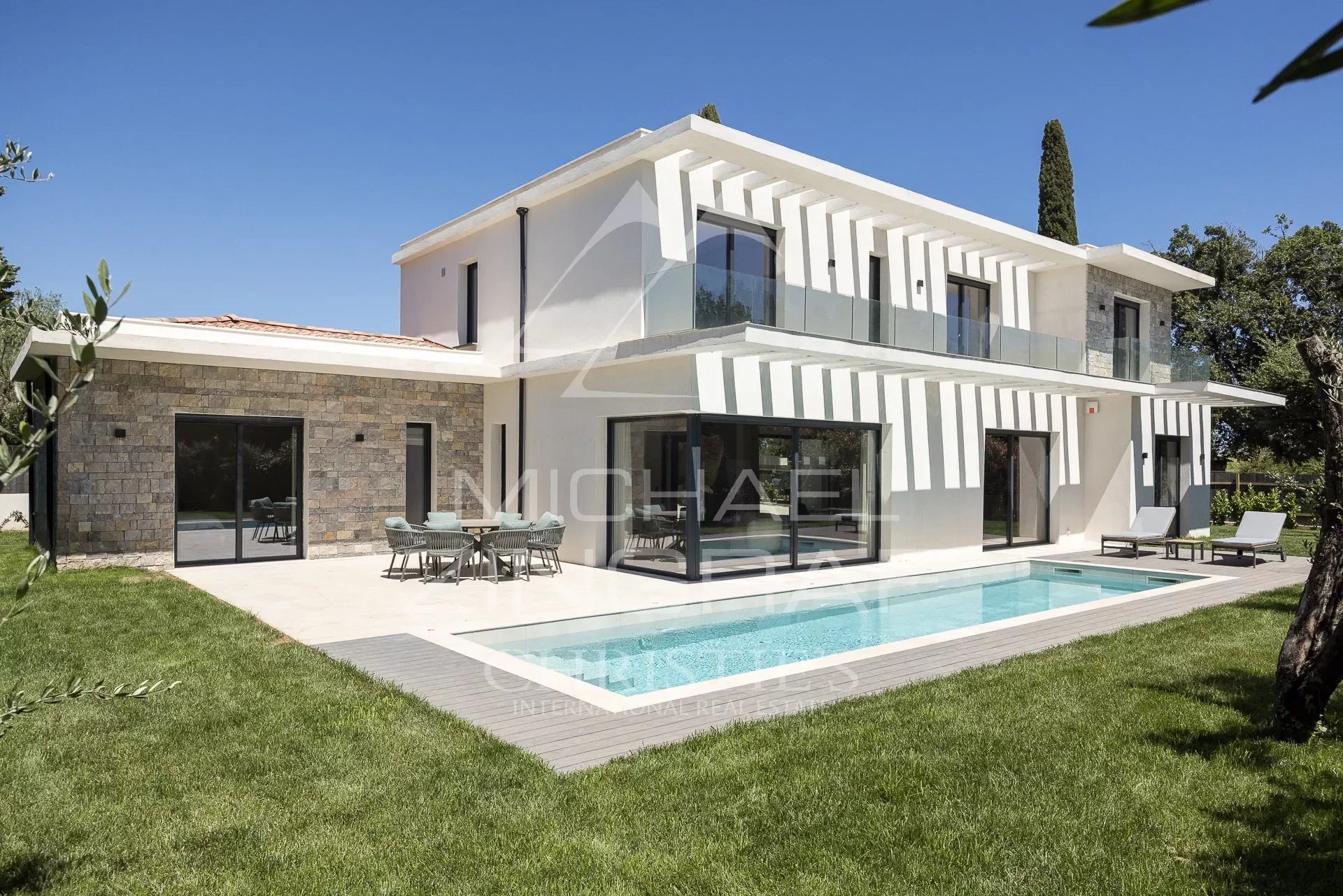 New contemporary villa in Mougins