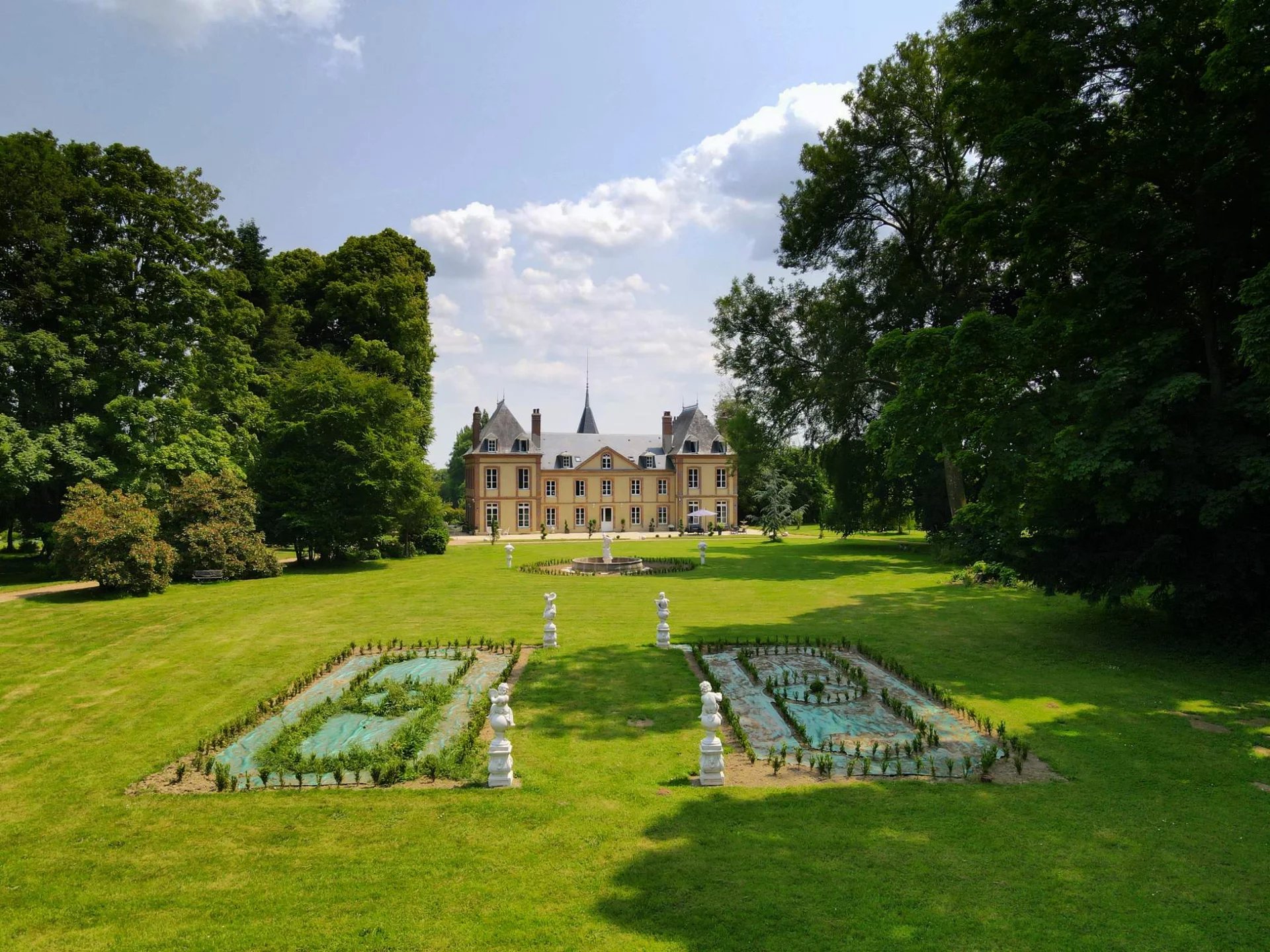 Château avec écuries et dépendances