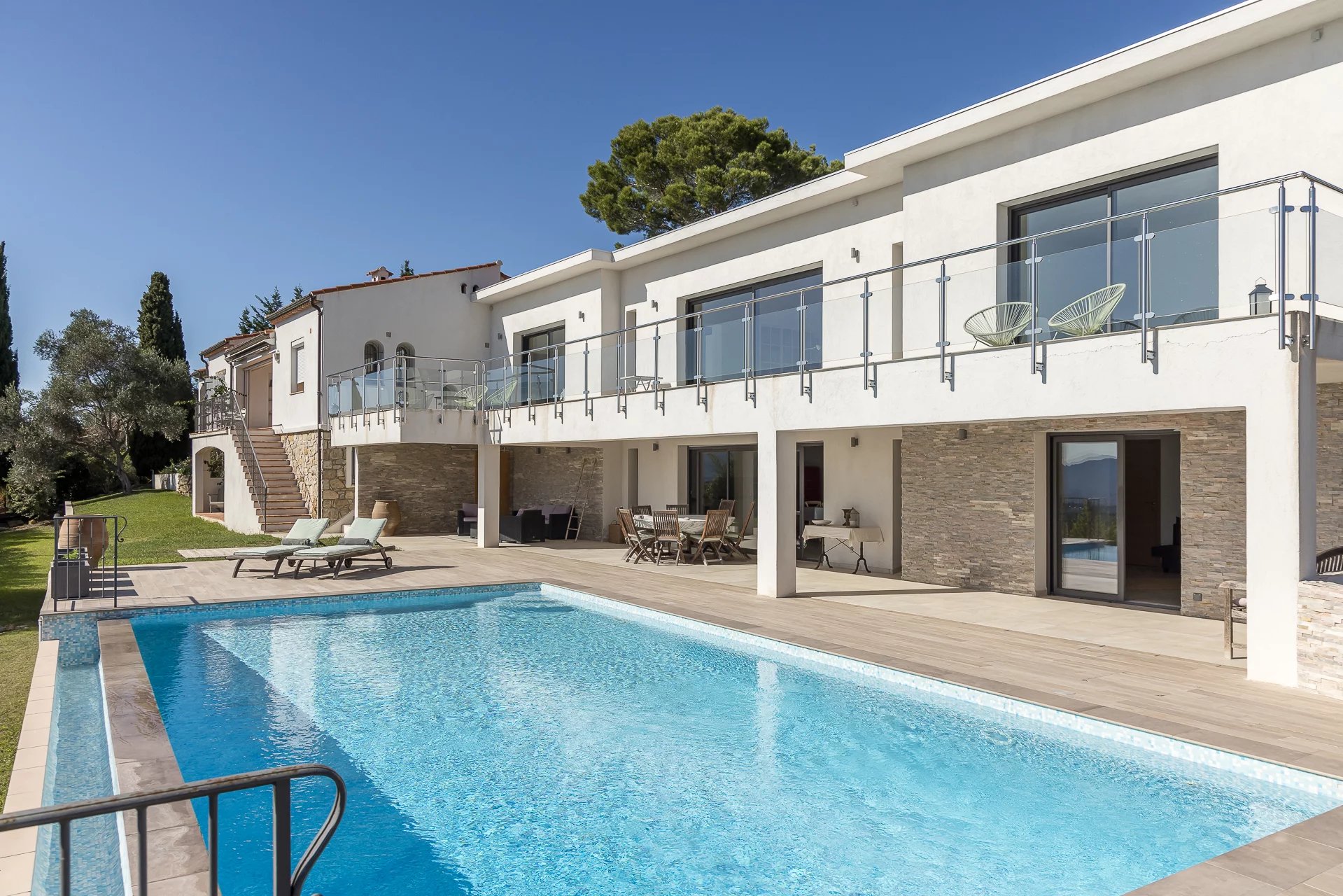 Villa contemporaine avec vue panoramique sur les collines et la mer