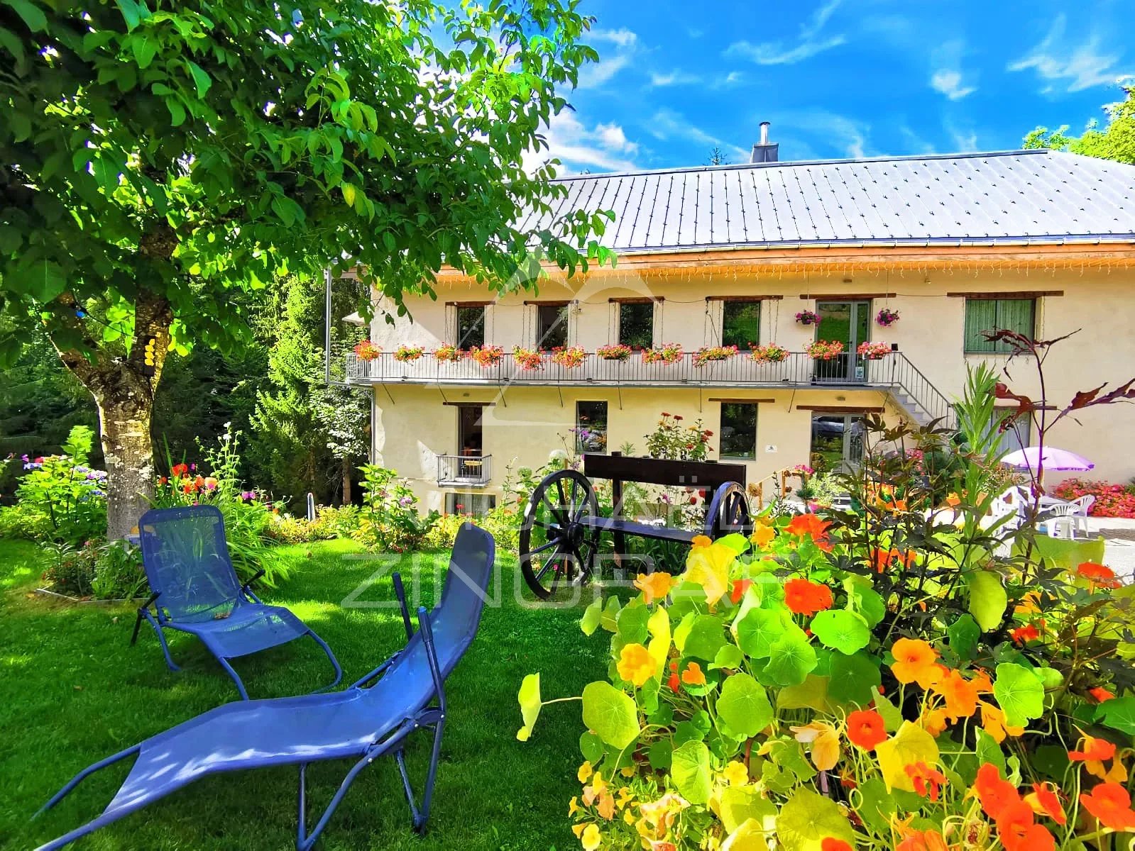 Private estate with large recent chalet - Large volumes, nature and calm - High rental yield - Cordon