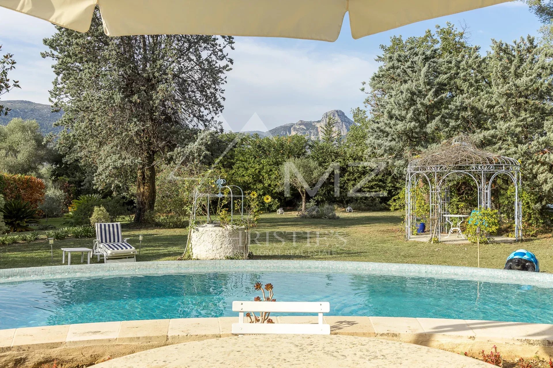 Near Saint-Paul-de-Vence - Charming architect-designed Provencal property