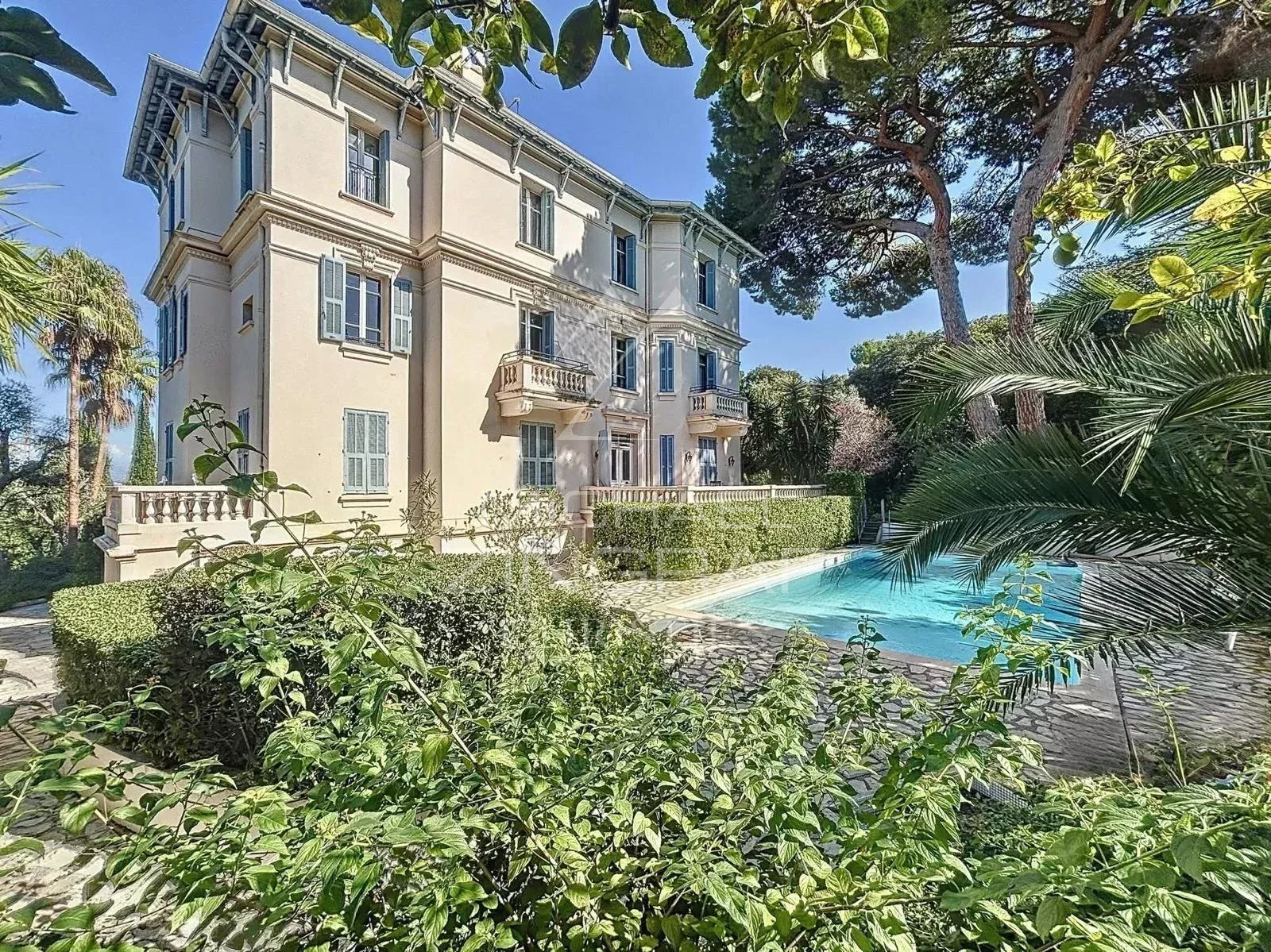 Cap d'Antibes versant Est - Appartement vue mer  au coeur d'une villa Belle Époque