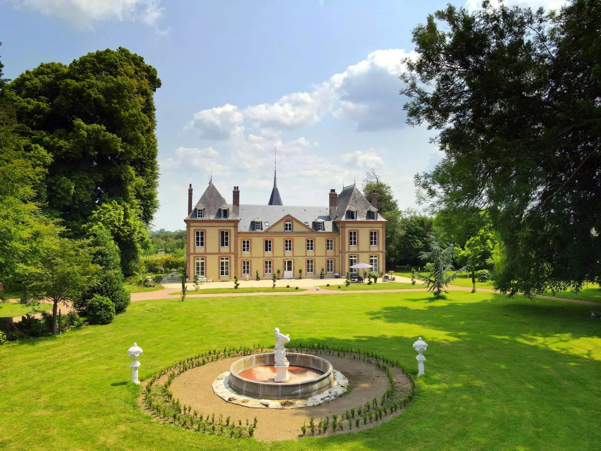 Château avec écuries et dépendances