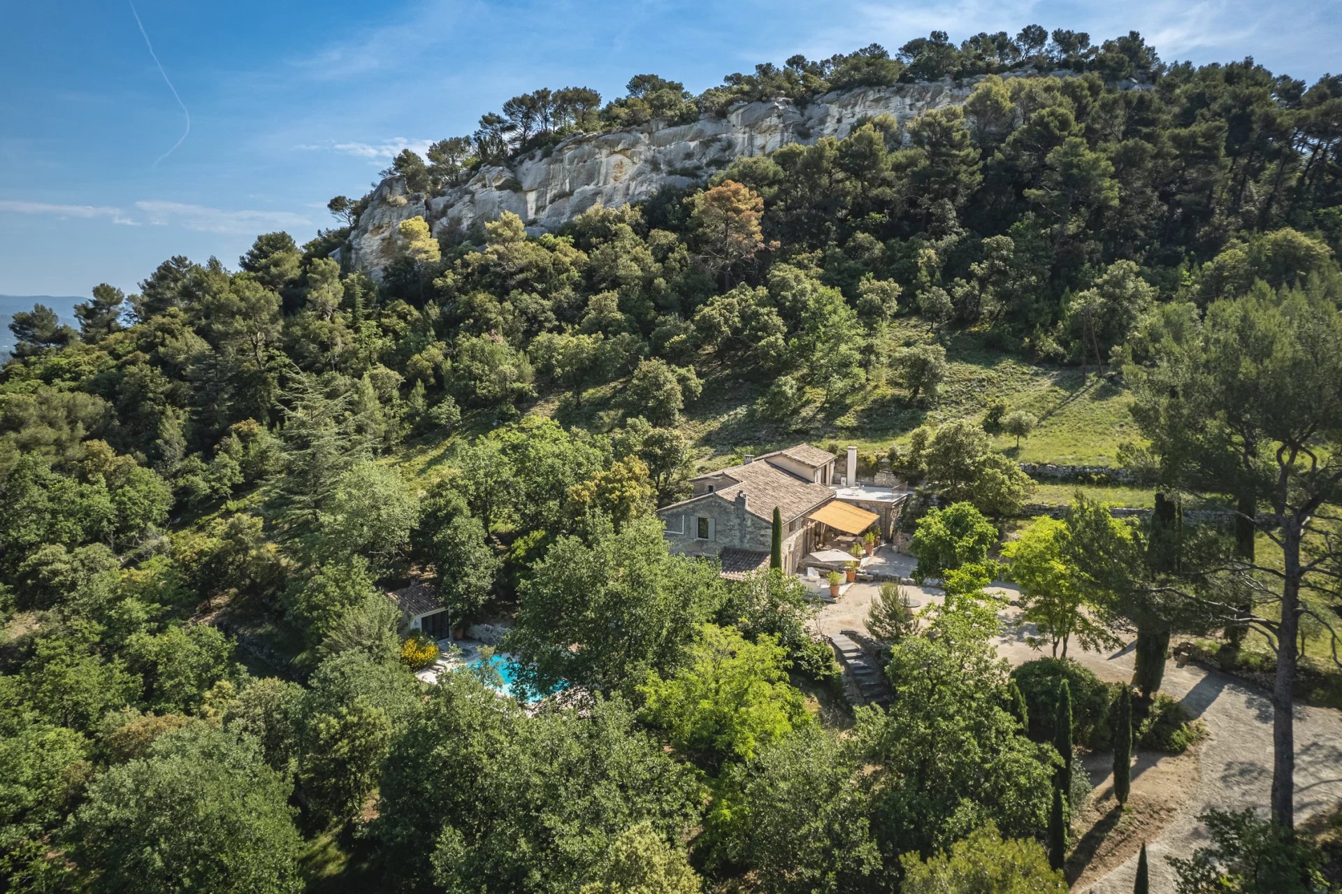 Oppède - Belle maison en pierres dans un écrin de nature