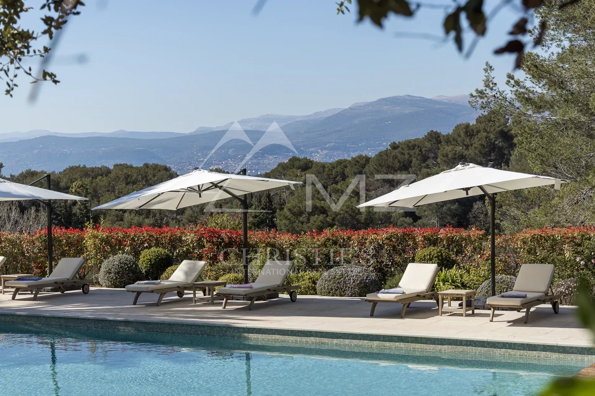 MOUGINS - MAGNIFIQUE PROPRIETE DANS UN DOMAINE FERME