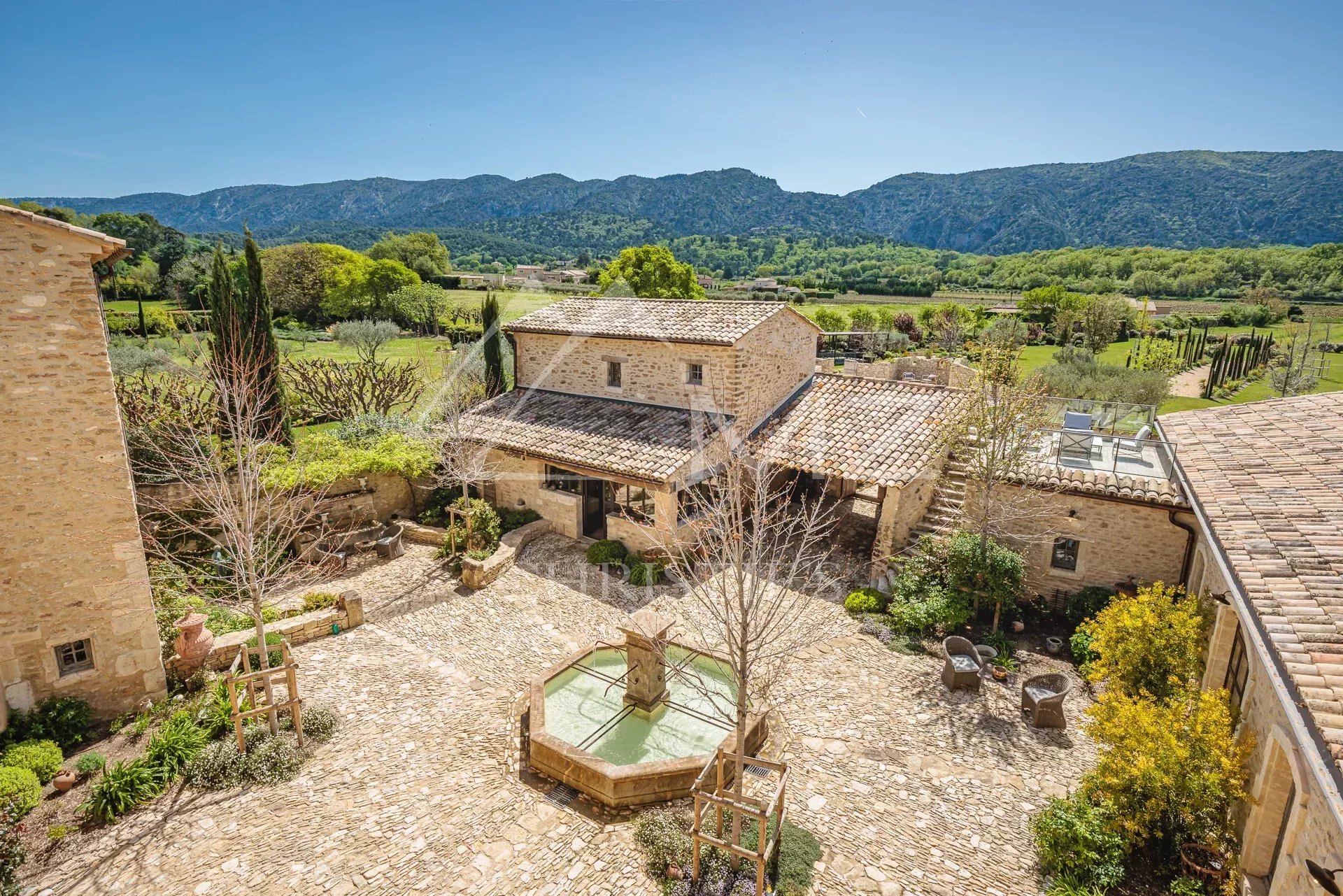 Propriété exceptionnelle au coeur du Luberon