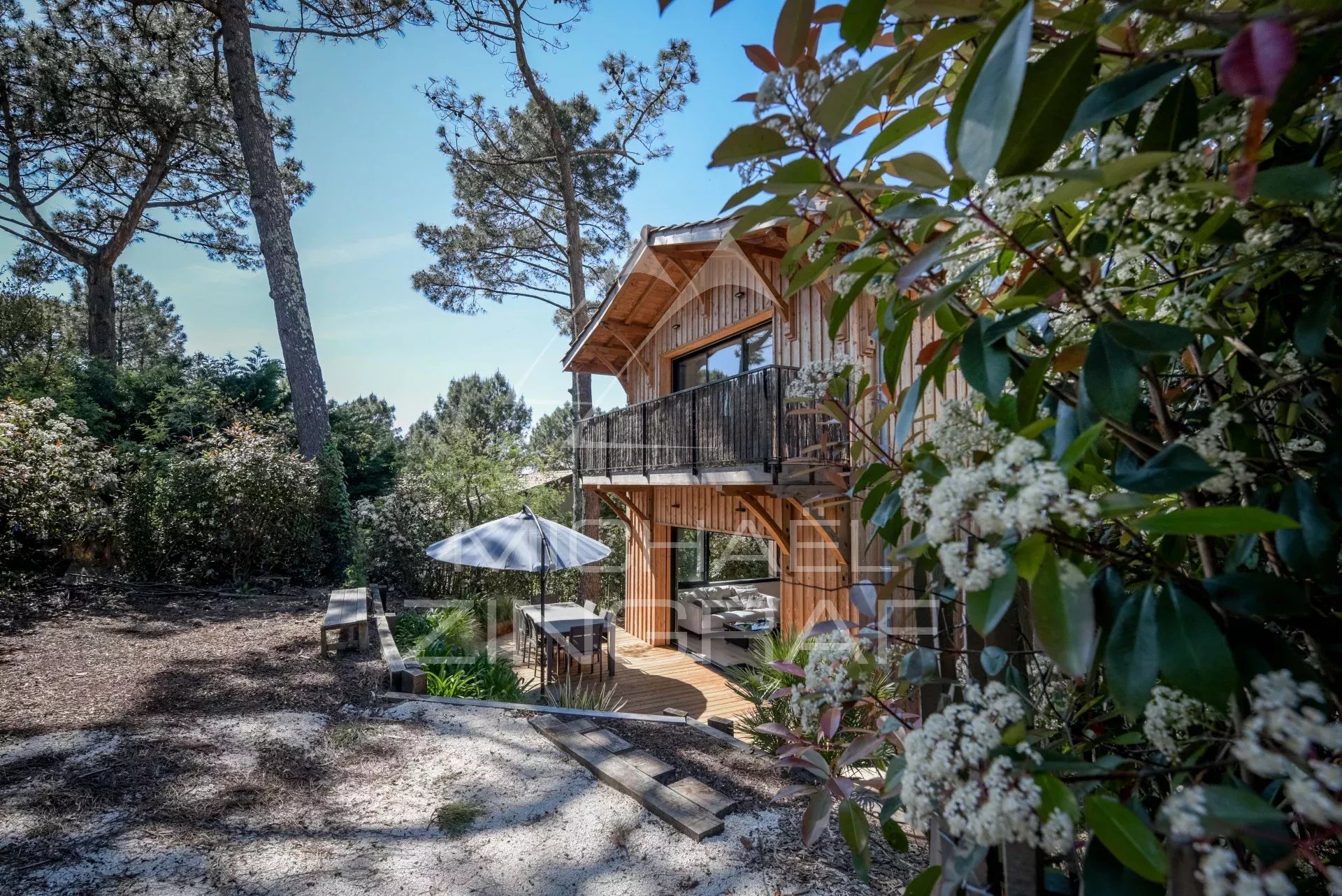 PYLA-SUR-MER, WOOD FRAME HOUSE NEAR THE BEACH