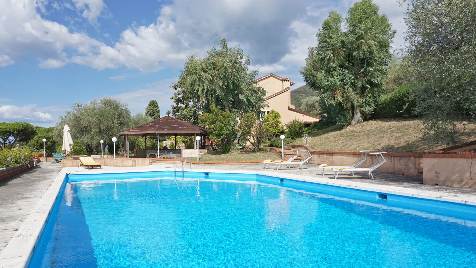 Elégante villa avec piscine, vignoble et grand terrain à une courte distance de la mer