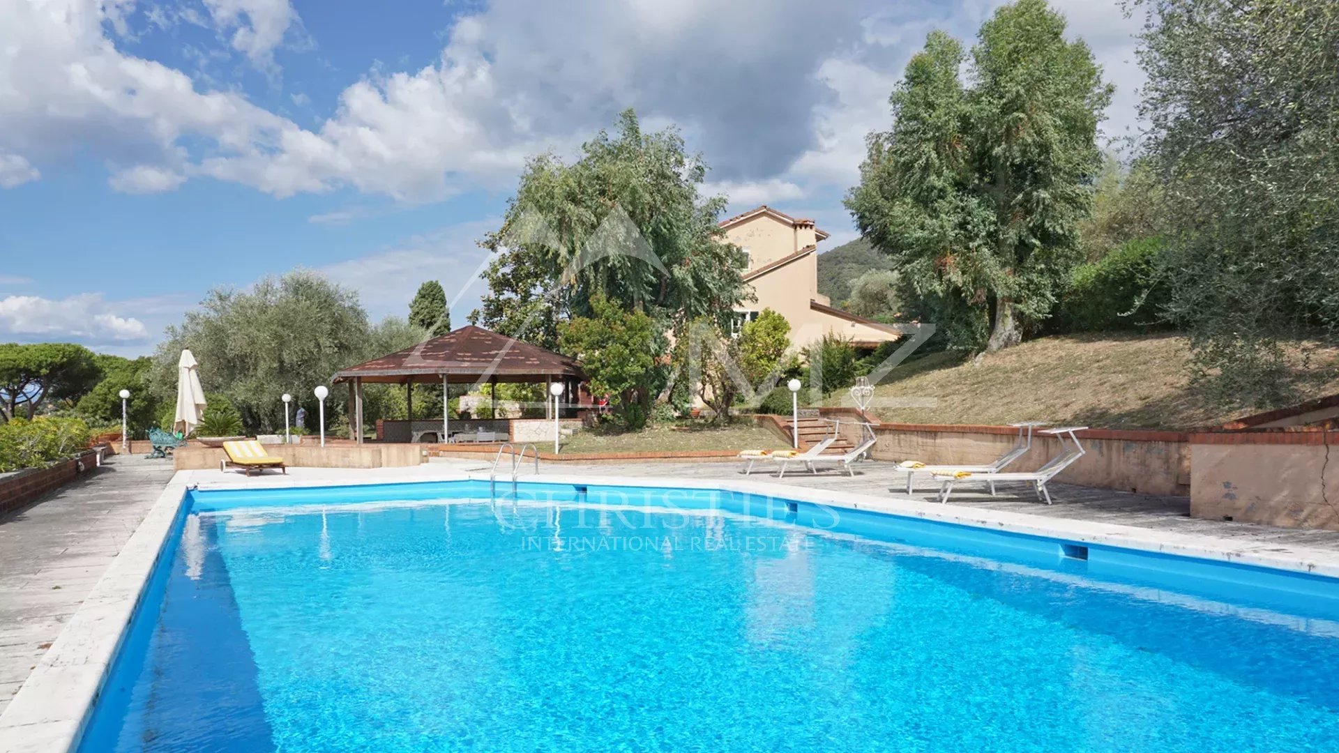 Elégante villa avec piscine, vignoble et grand terrain à une courte distance de la mer