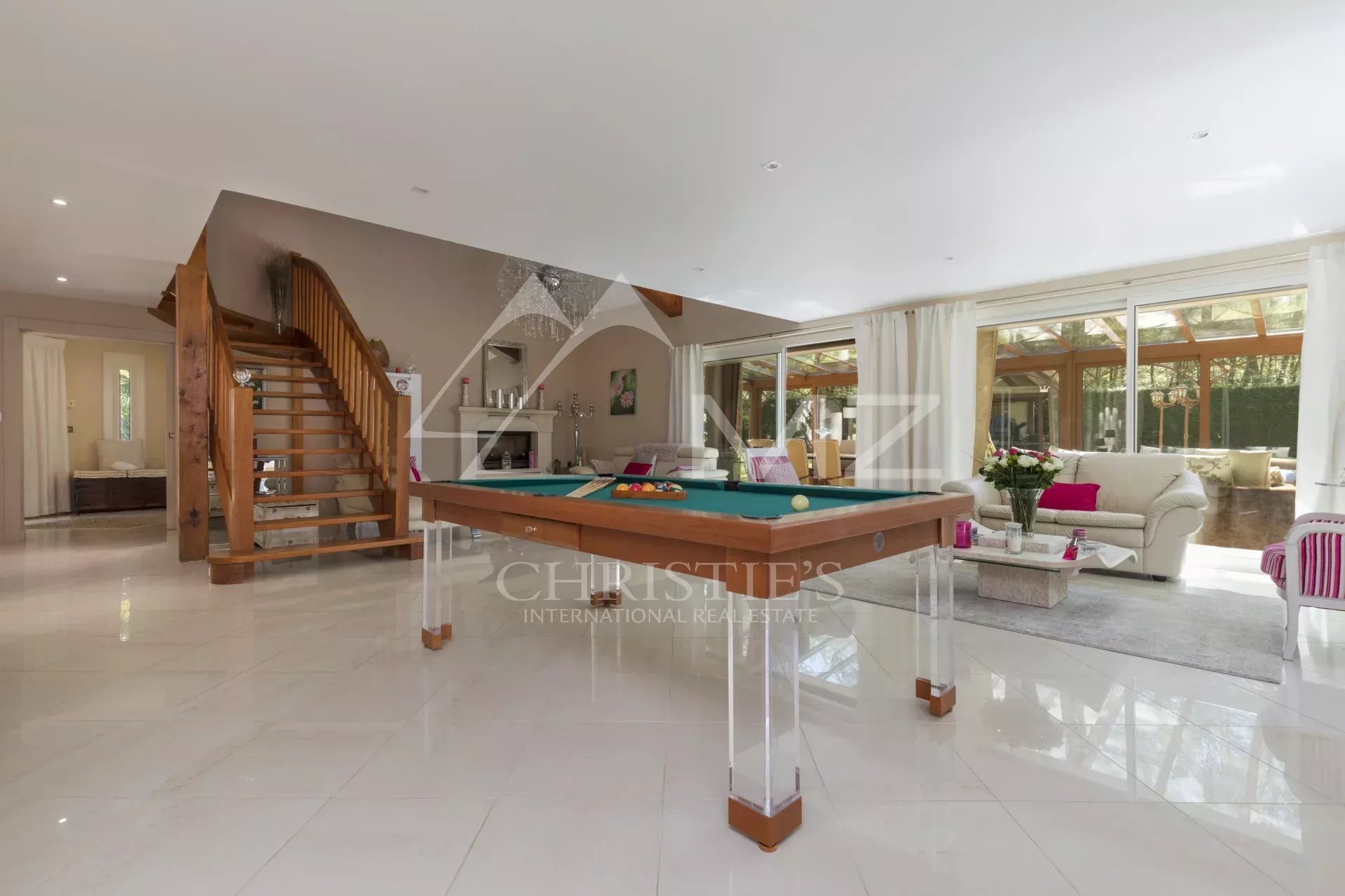 Exceptional four-bedroom villa with veranda, garden, tennis court and swimming pool