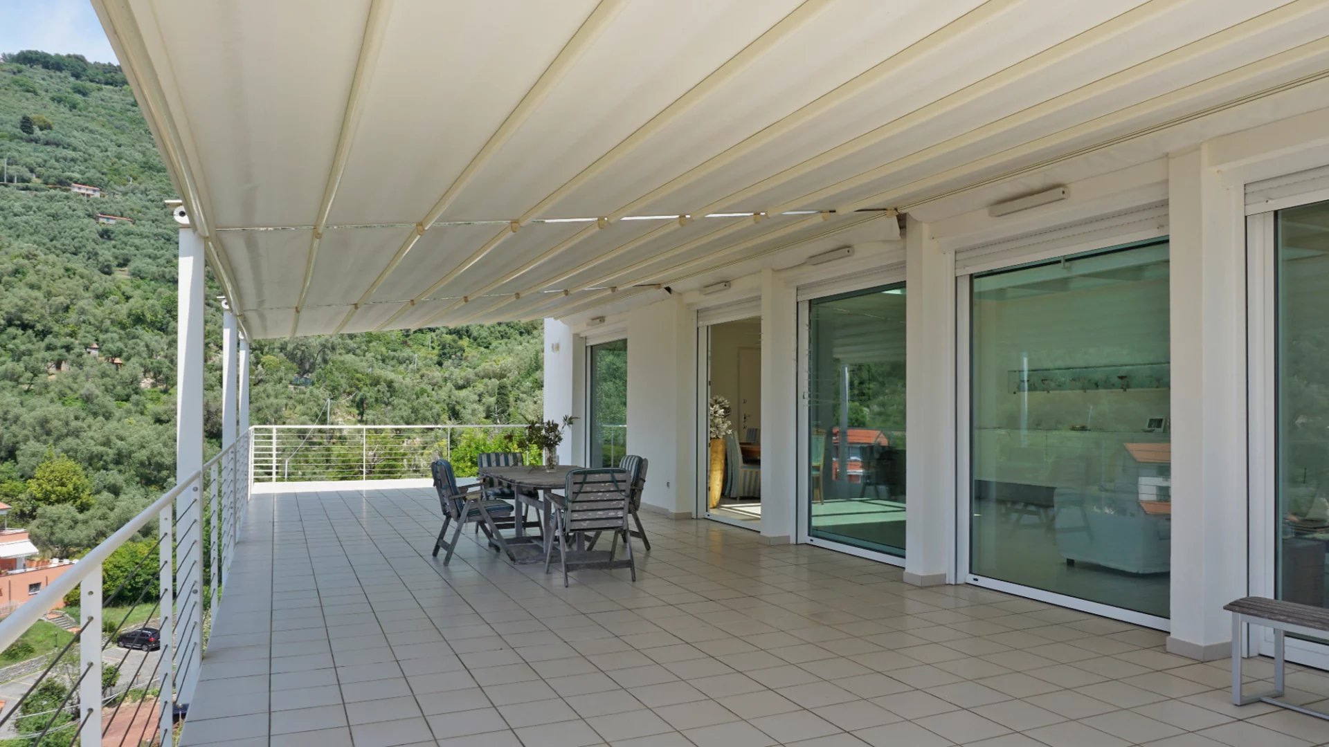 Élégante villa moderne avec de grandes fenêtres et vue sur la mer sur le golfe des Poètes à Fiascherino, Lerici