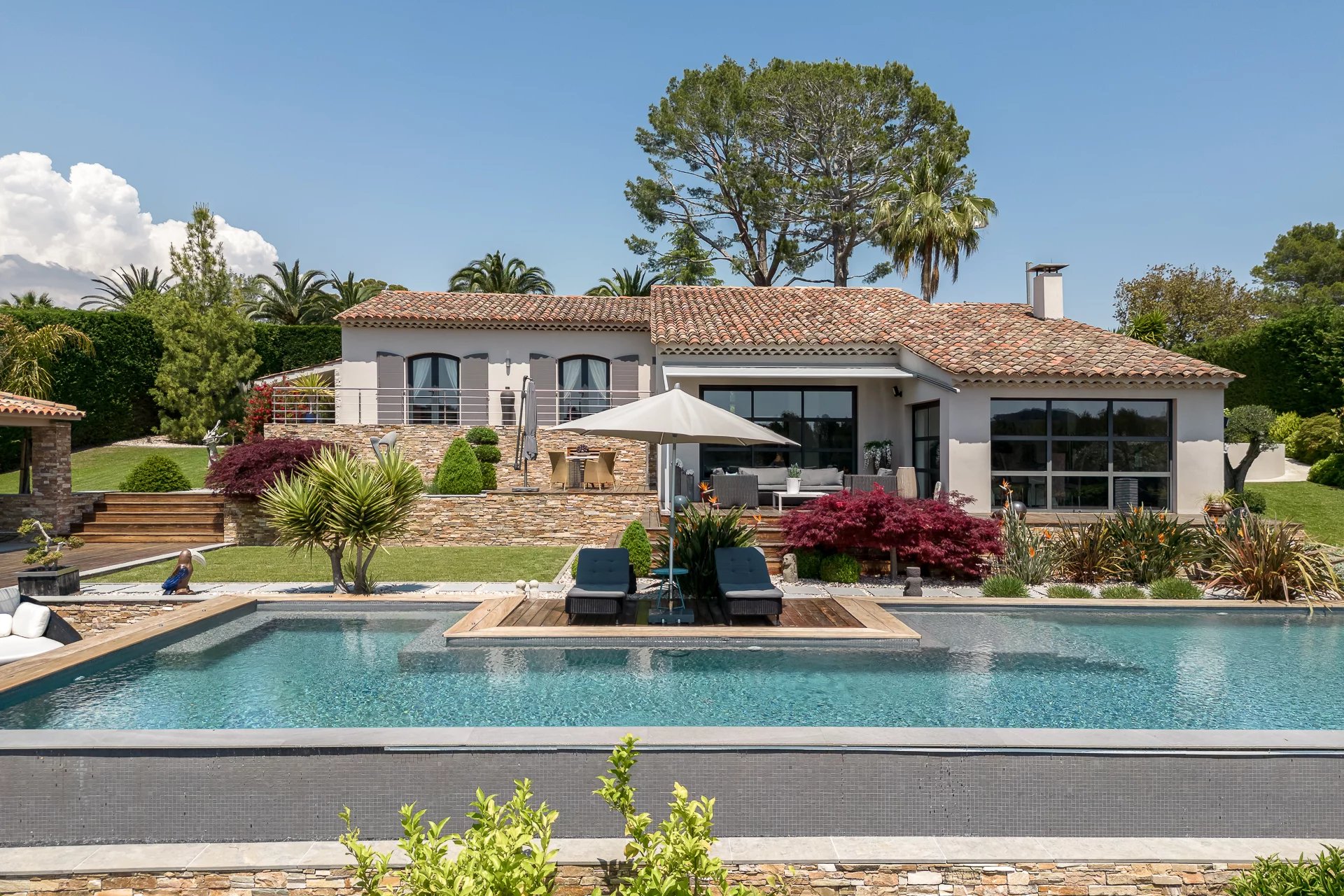 Domaine sécurisé, villa de plain-pied avec vue dégagée