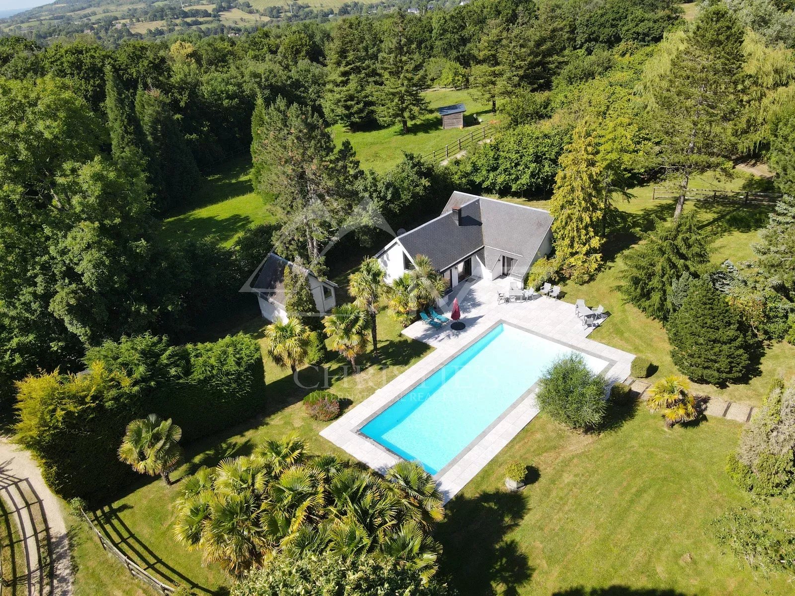 Manoir contemporain et dépendances avec piscine