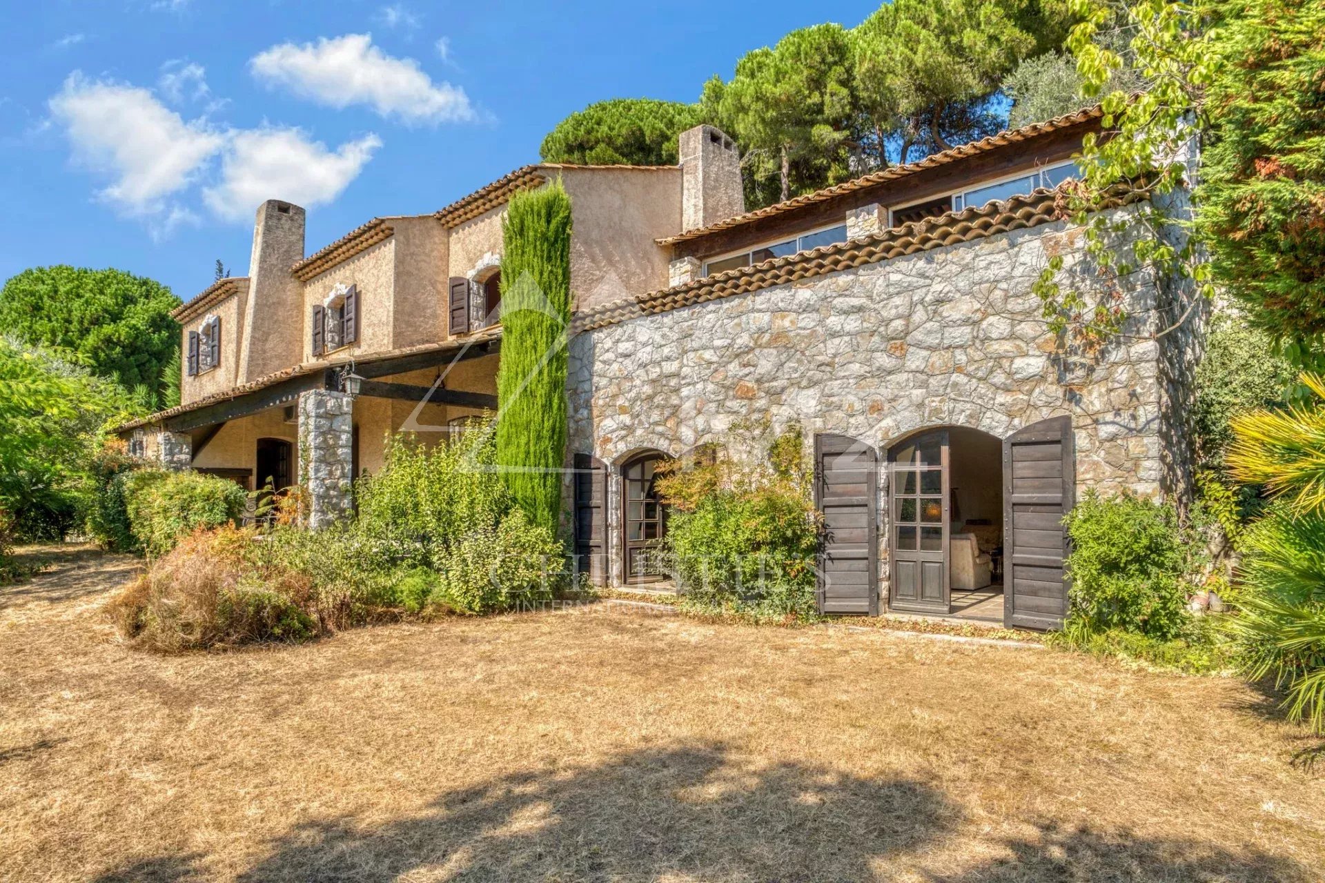 PROPRIETE PROVENCALE DE CARACTERE AVEC PISCINE