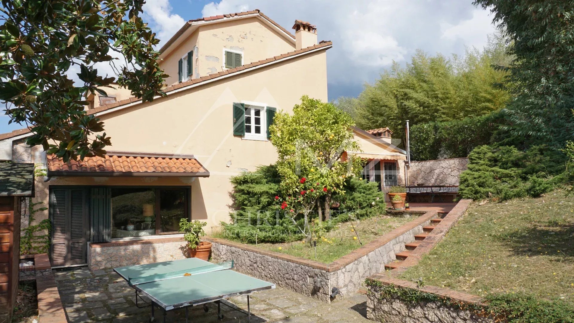 Elégante villa avec piscine, vignoble et grand terrain à une courte distance de la mer