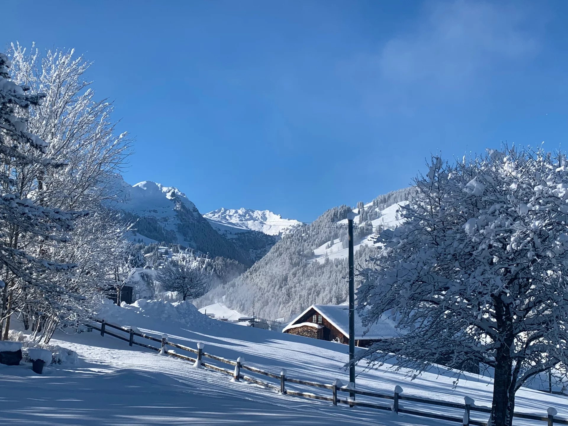 Chalet chaleureux et élégant à LOUER avec vue unique sur la vallée de Gstaad