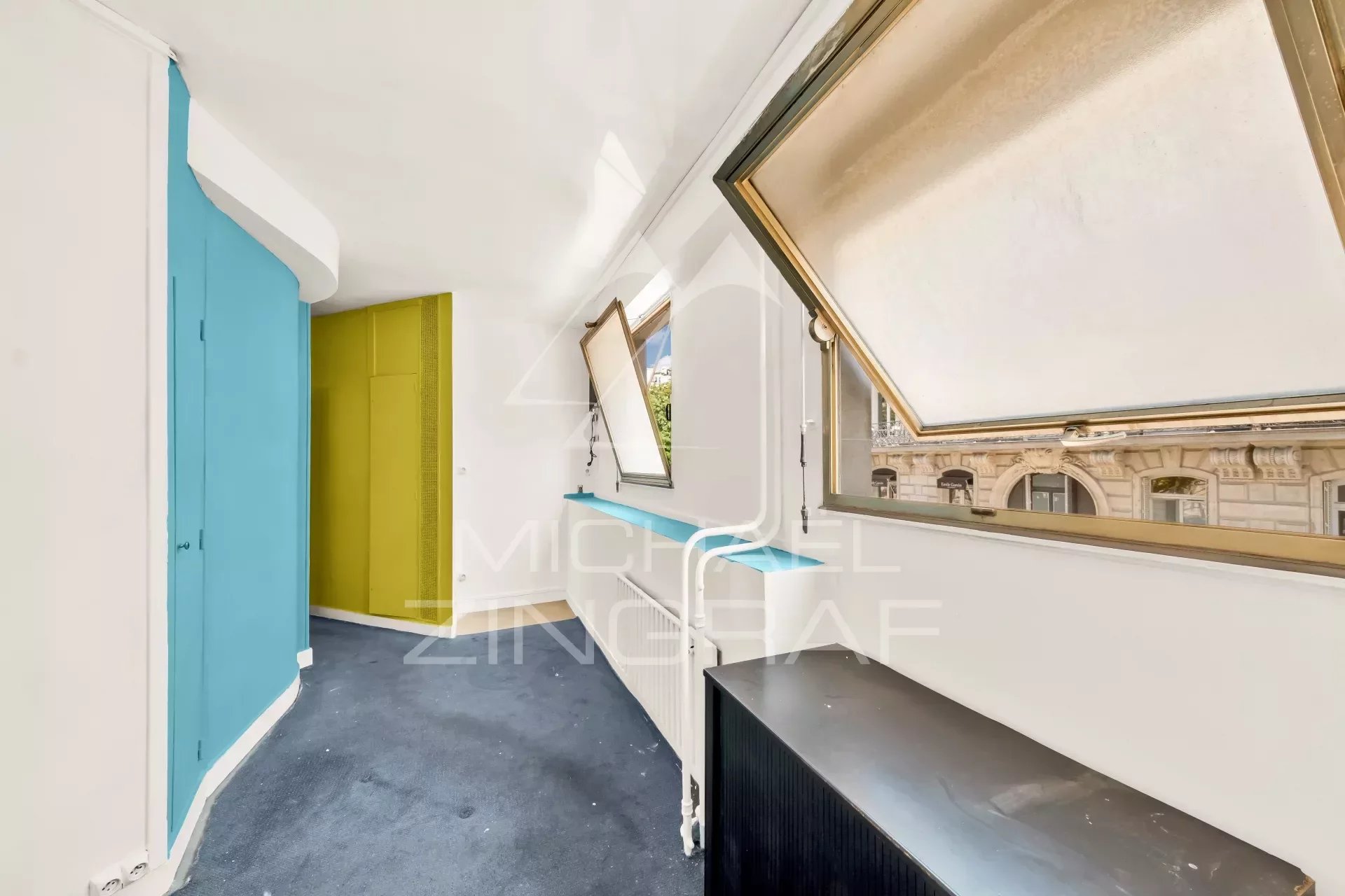 Studio of 45 m2 to renovate in the heart of the Triangle d'Or - Avenue Georges V - Paris 8