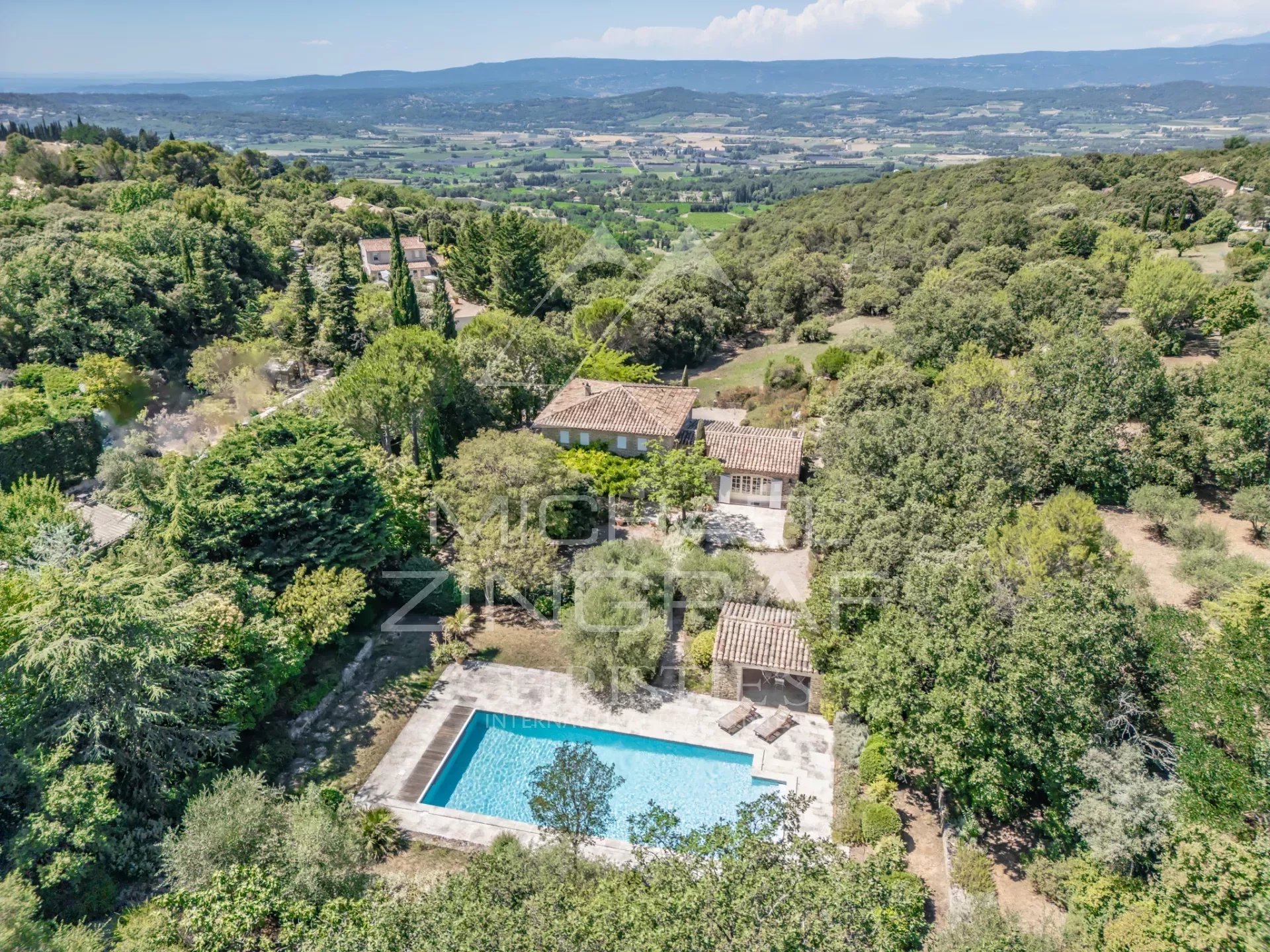 Charming stone farmhouse near Bonnieux village center