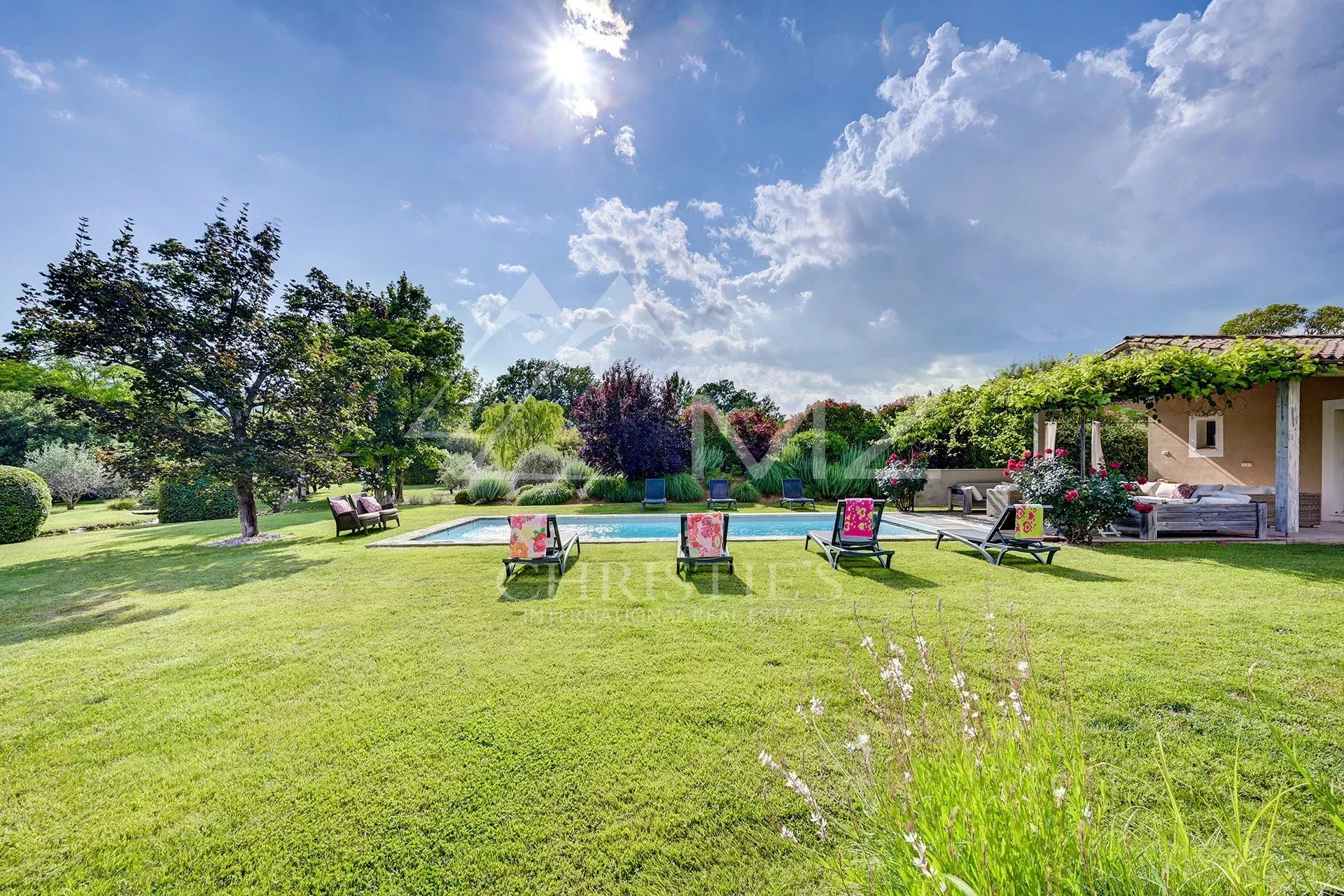 Saint-Saturnin-lès-Apt - Exceptionnelle propriété avec maison d'amis et piscines