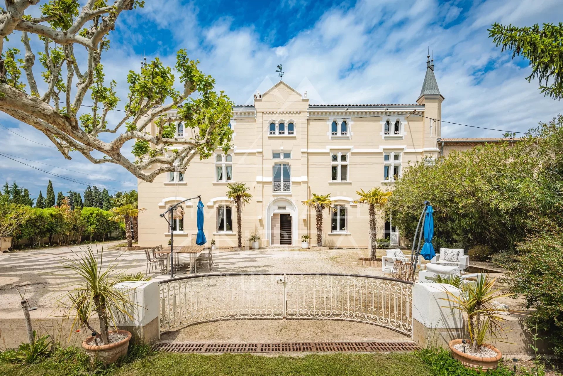 Old Mansion mid18th century origin closed to L'Isle sur la Sorgue.