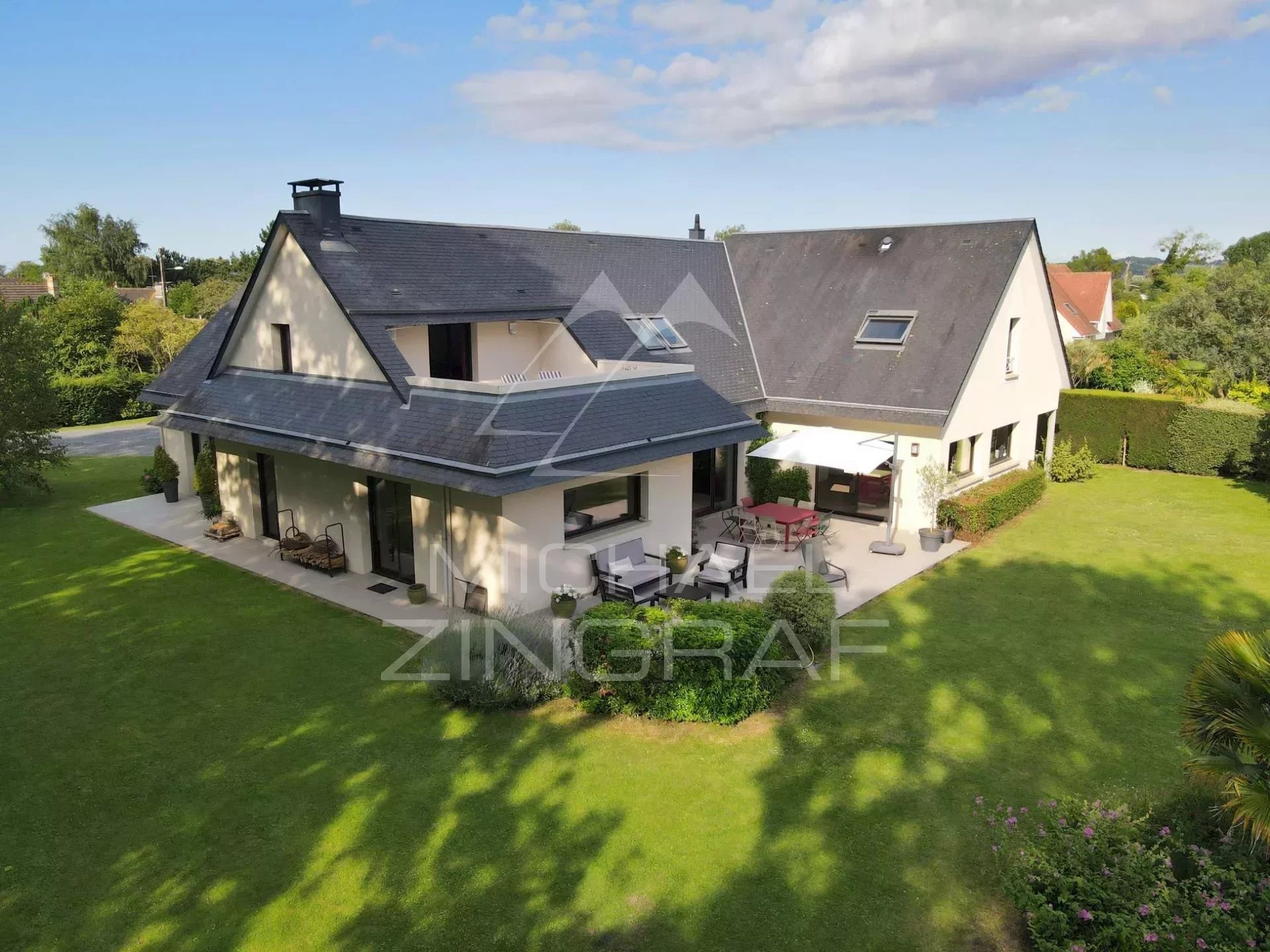 Contemporary house - near the beach