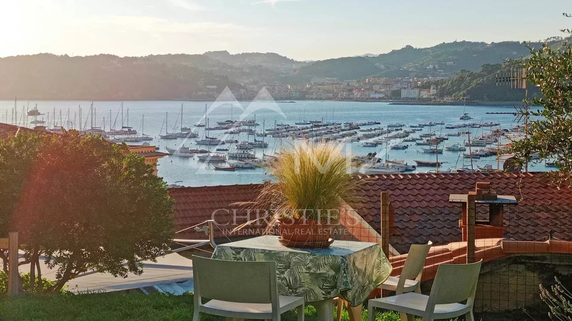 Villa located in the main square of Lerici with garden and sea view