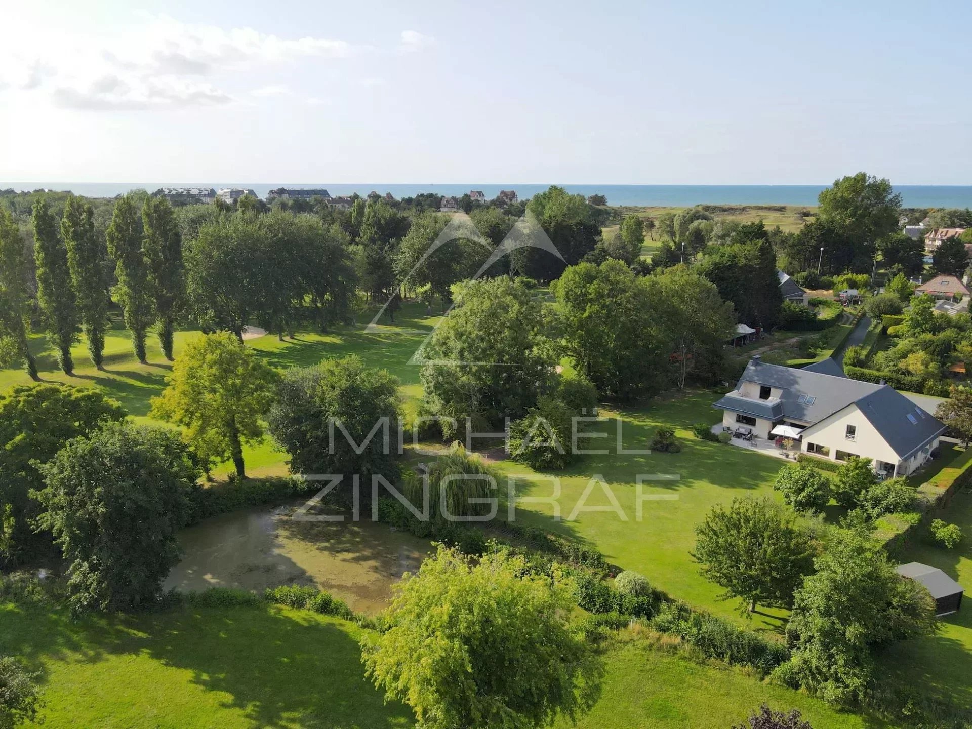 Maison contemporaine proche plage et golf.