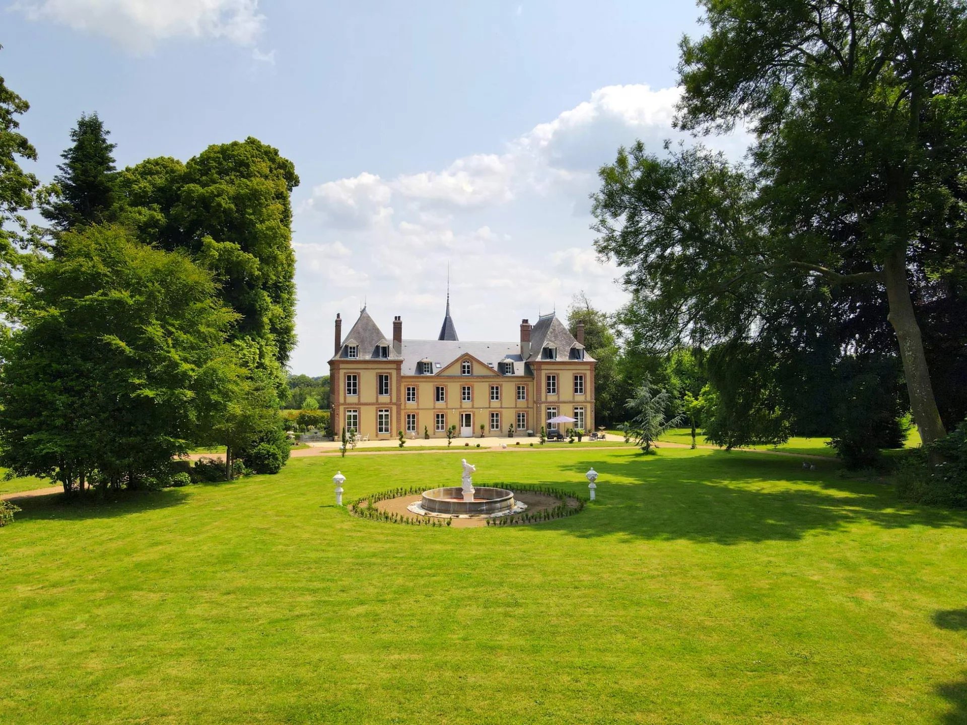 Château avec écuries et dépendances