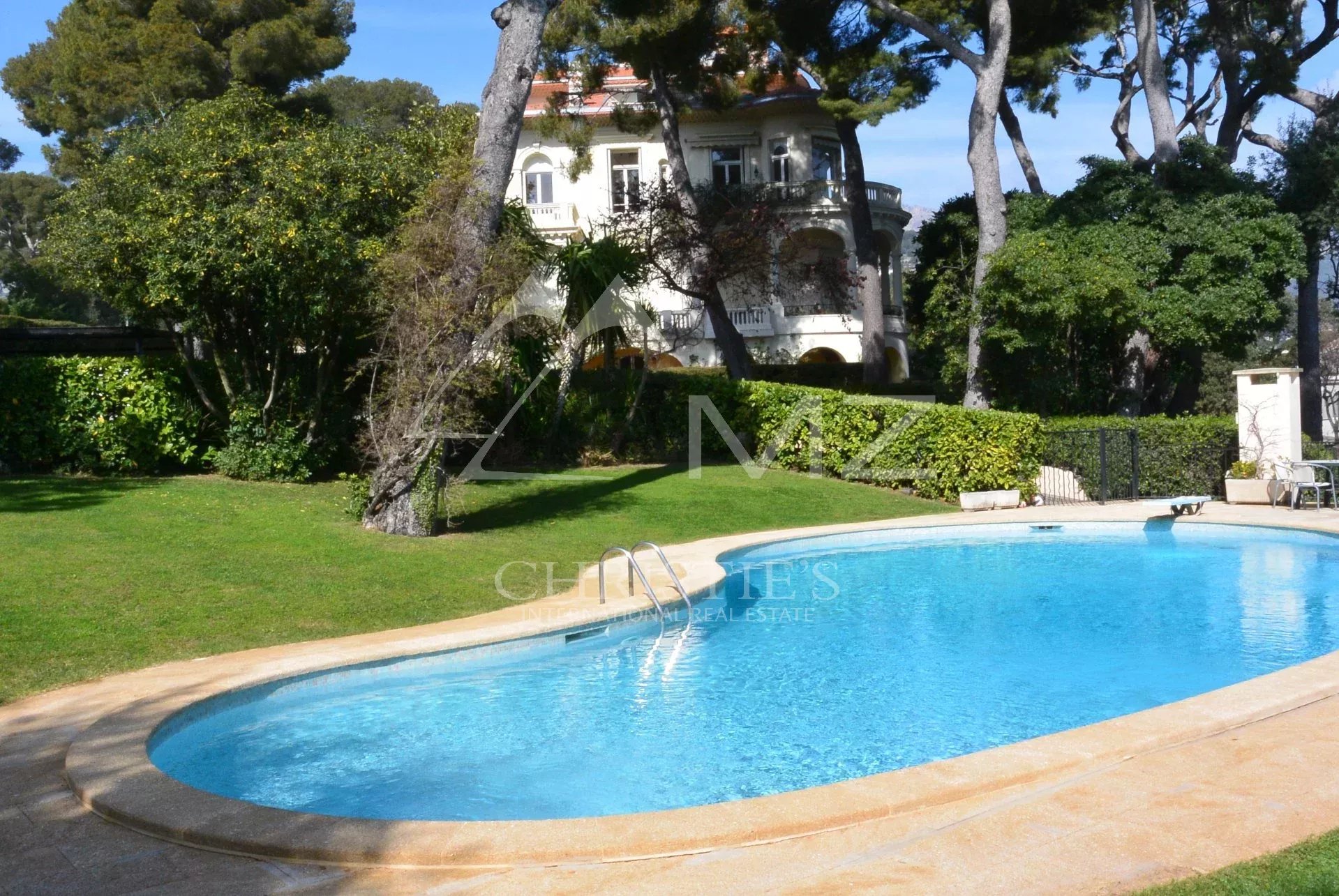 Apartment in residence with swimming pool