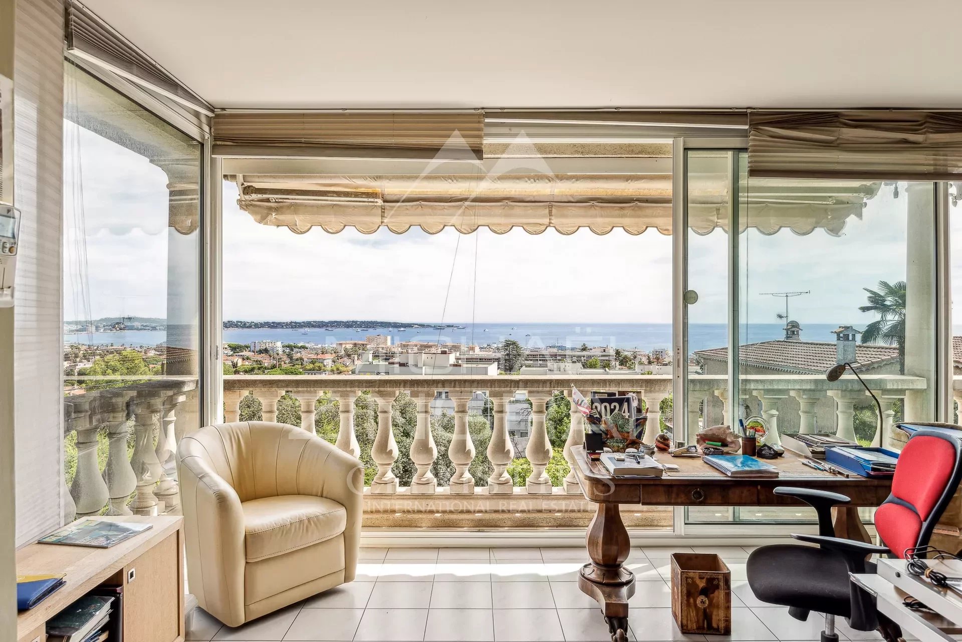 GOLFE JUAN - VUE PANORAMIQUE MER - DUPLEX