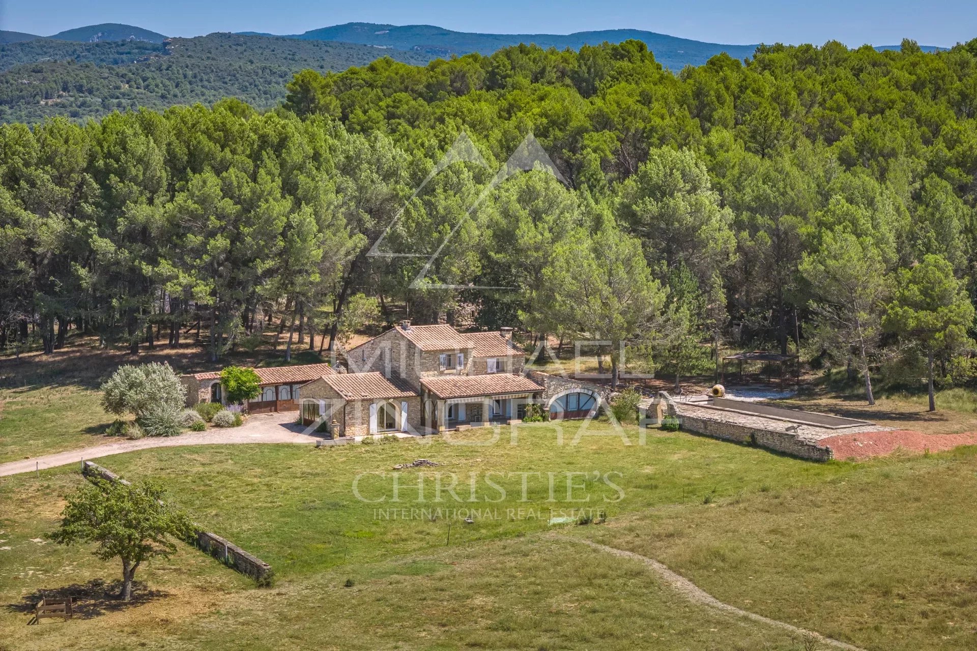 MAISON EN PIERRE AVEC VUE ET PISCINE