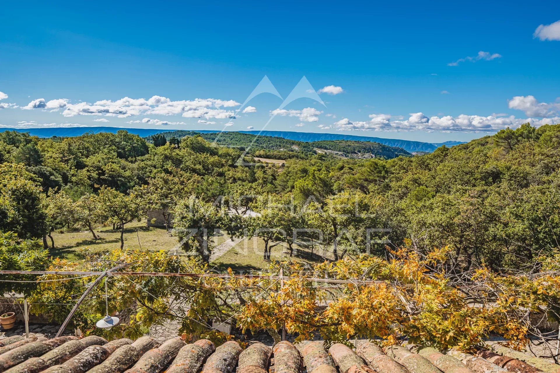 Superb property with  fantastic view of the Luberon