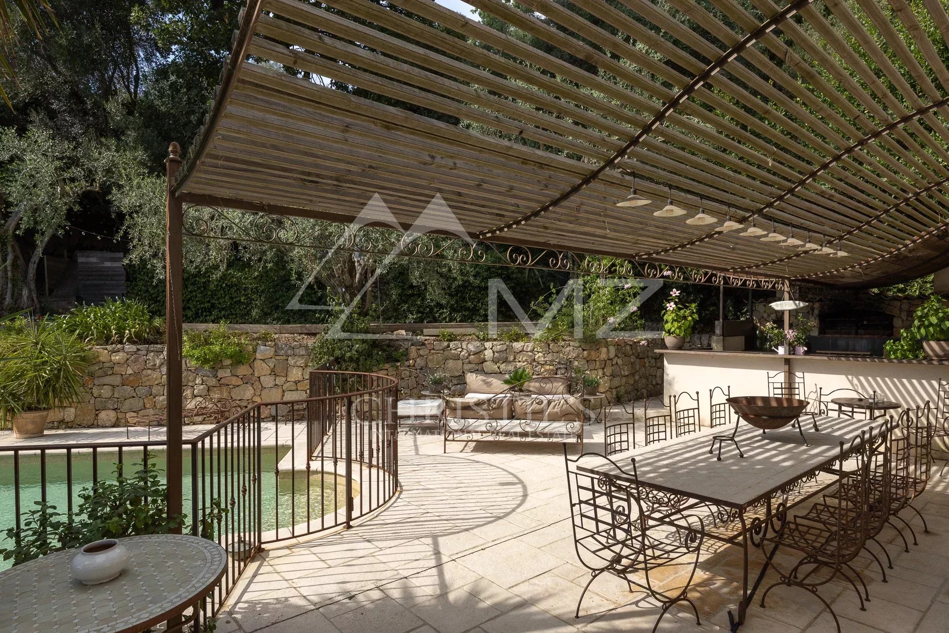 Villa de charme dans un écrin de verdure avec vue panoramique